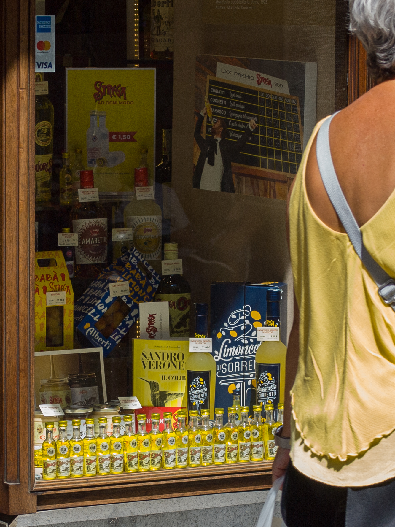 Elegante Mise giallo Strega