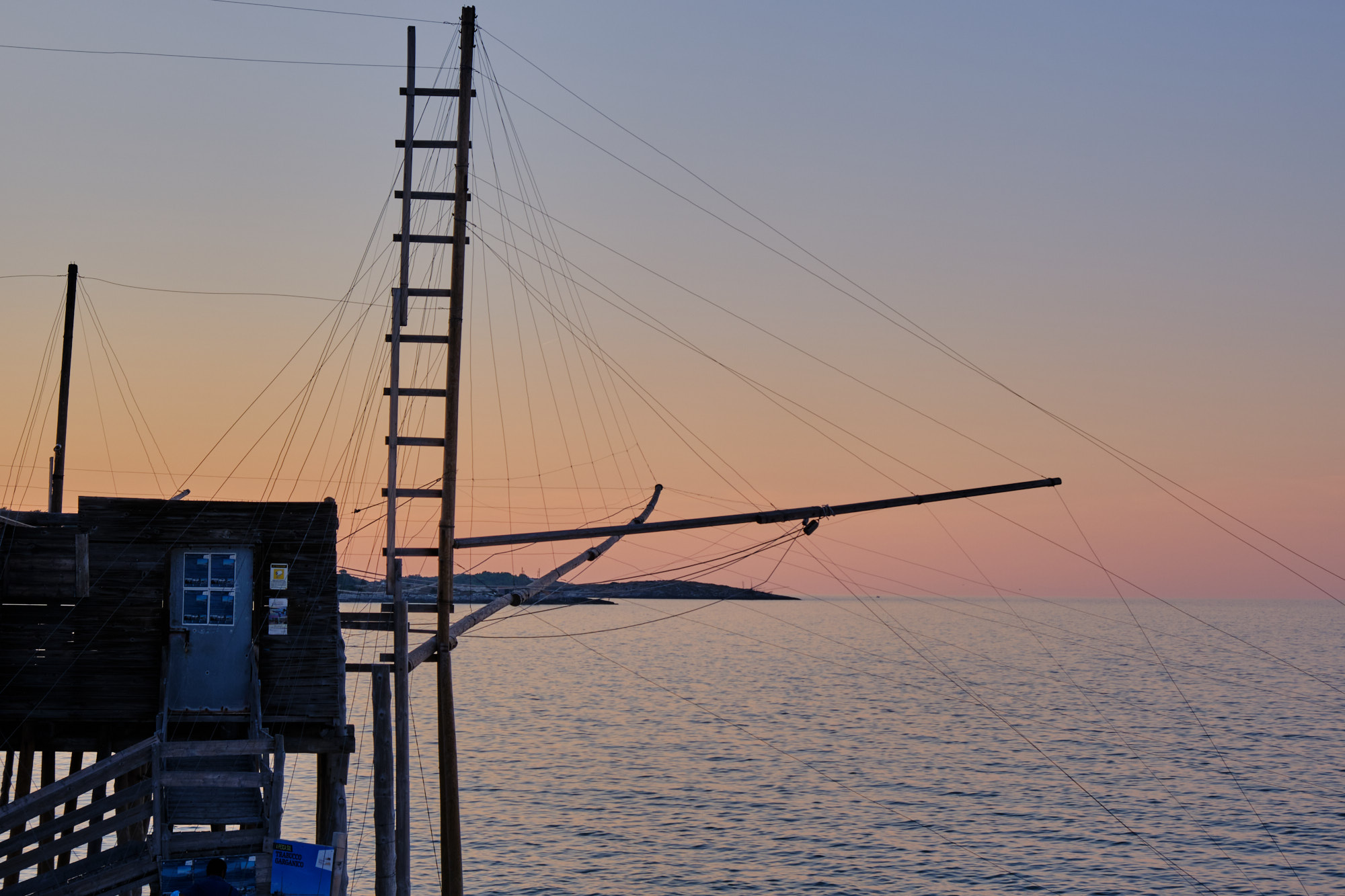 Un trabucco del Gargano al tramonto