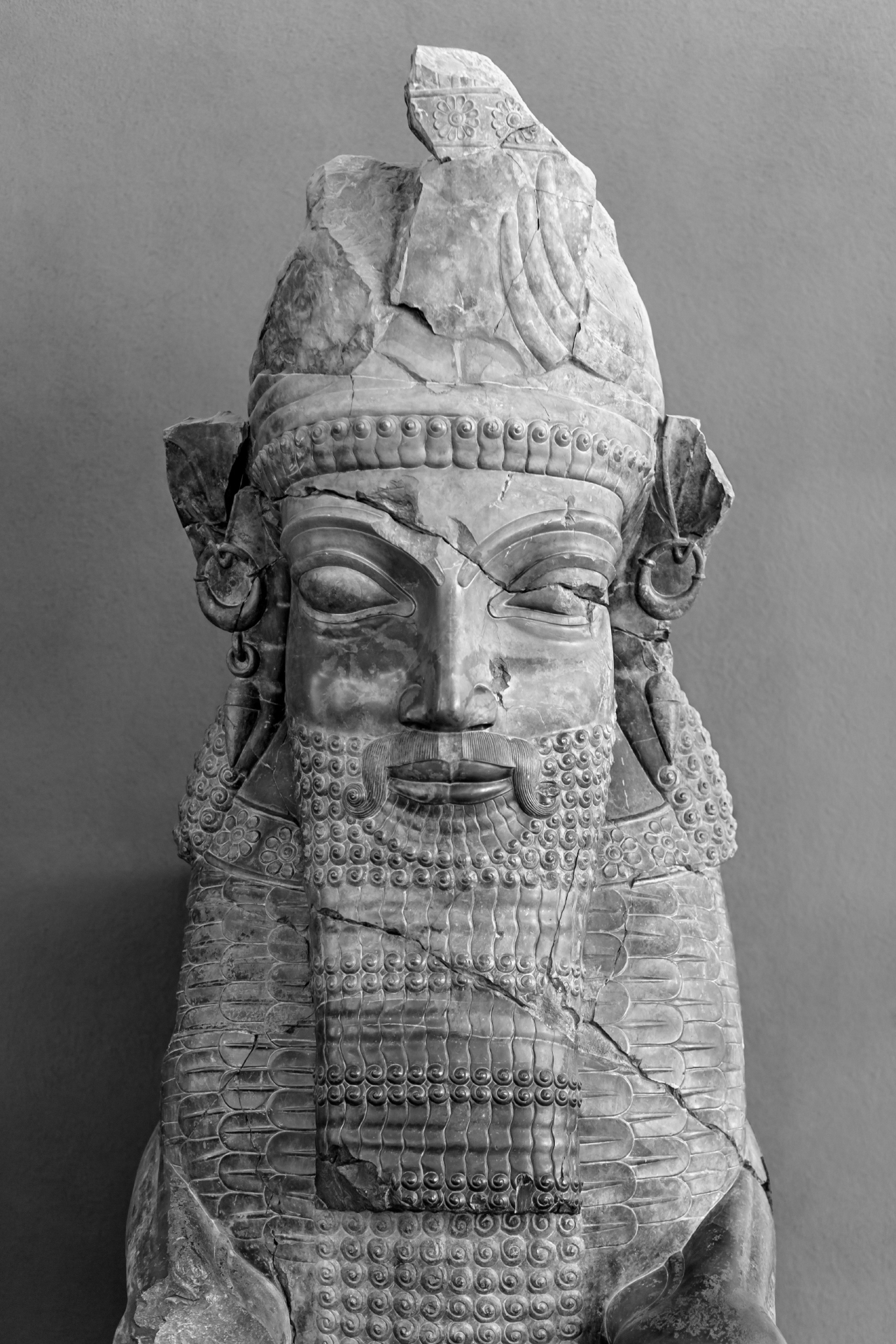 Frammento di una colonna di pietra a Perspolis, Fars