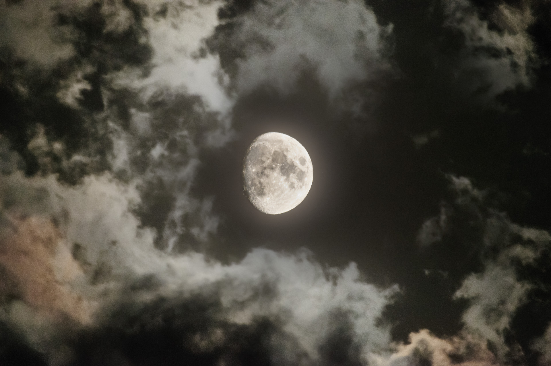 Luna crescente con nuvole