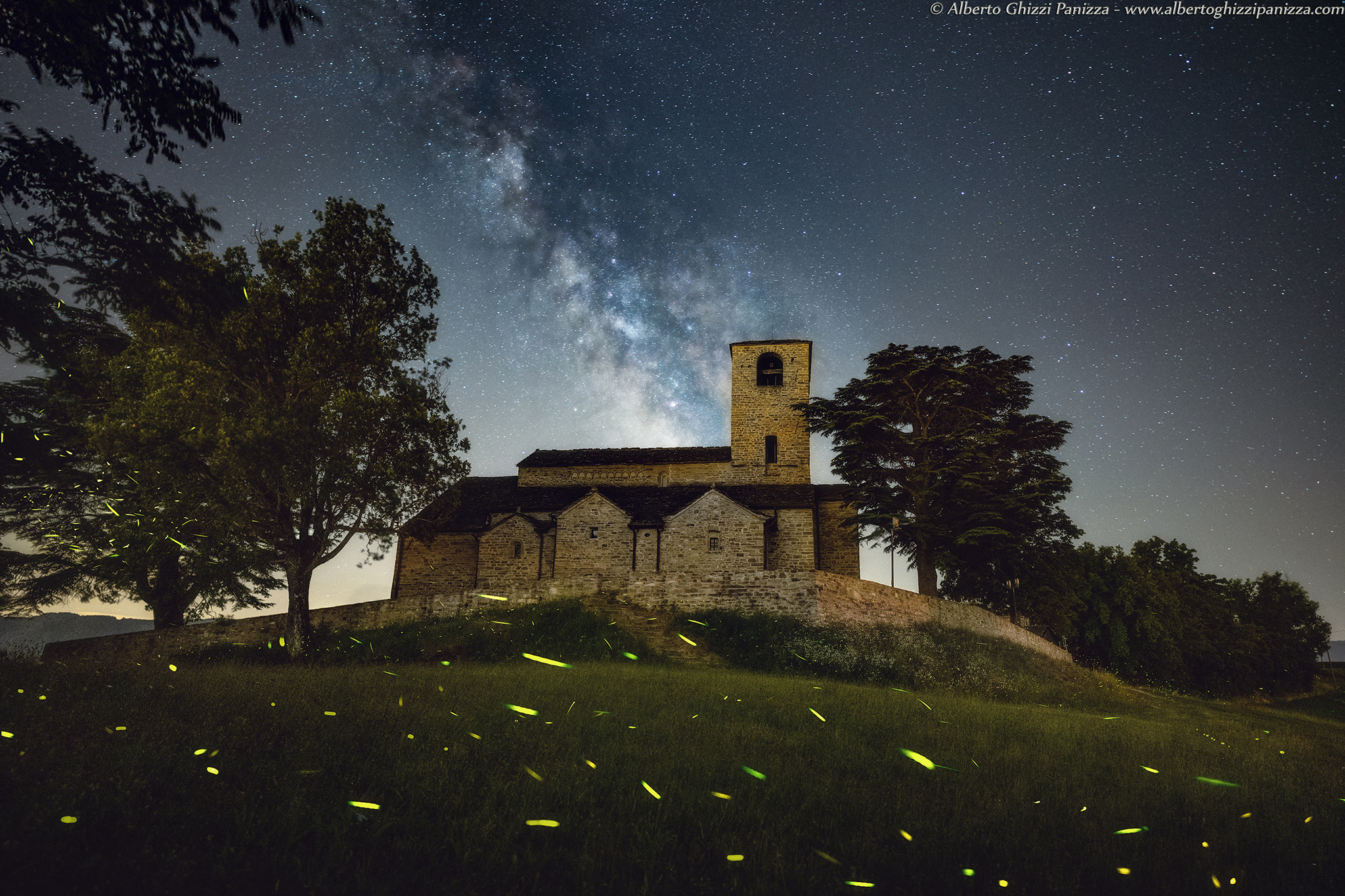 Una pieve tra le luci delle stelle e delle lucciole