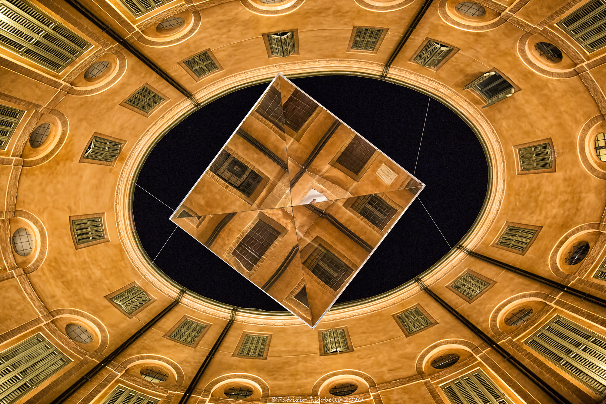 Lo specchio della piramide