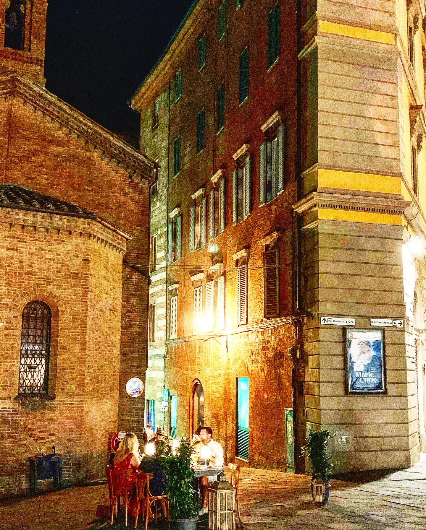 Manteniamo le distanze . Siena .