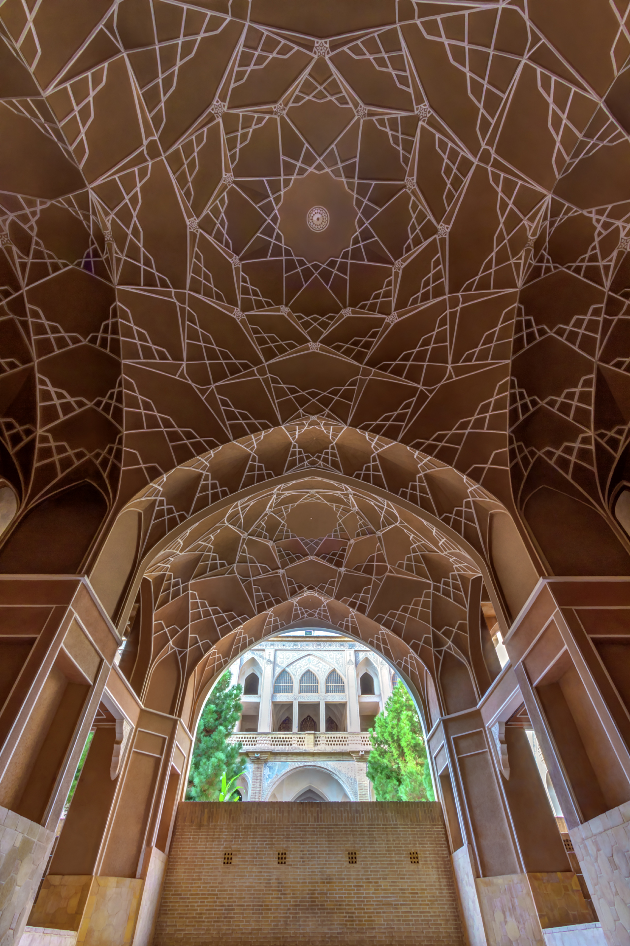 Area con tetto del seminterrato della casa a vista