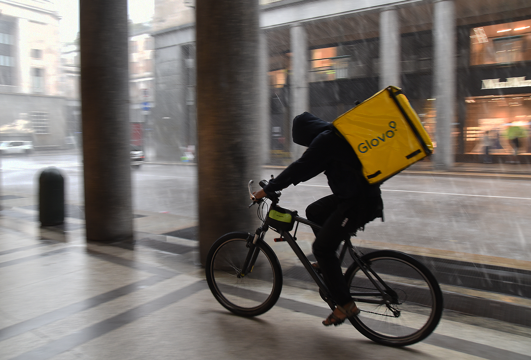 ...Lavoro duro, bagnato e malpagato...