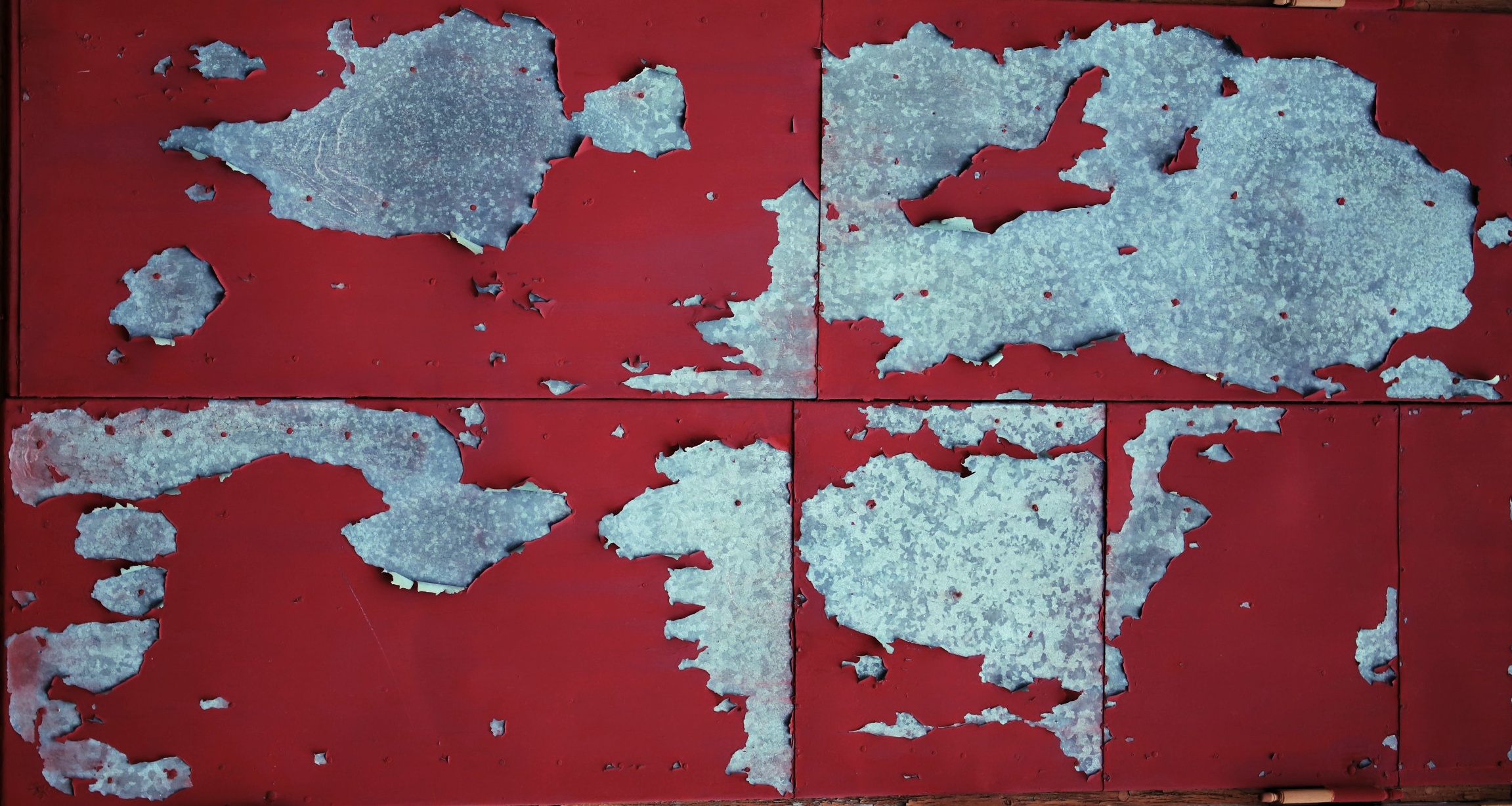 Balcone rosso scrostato