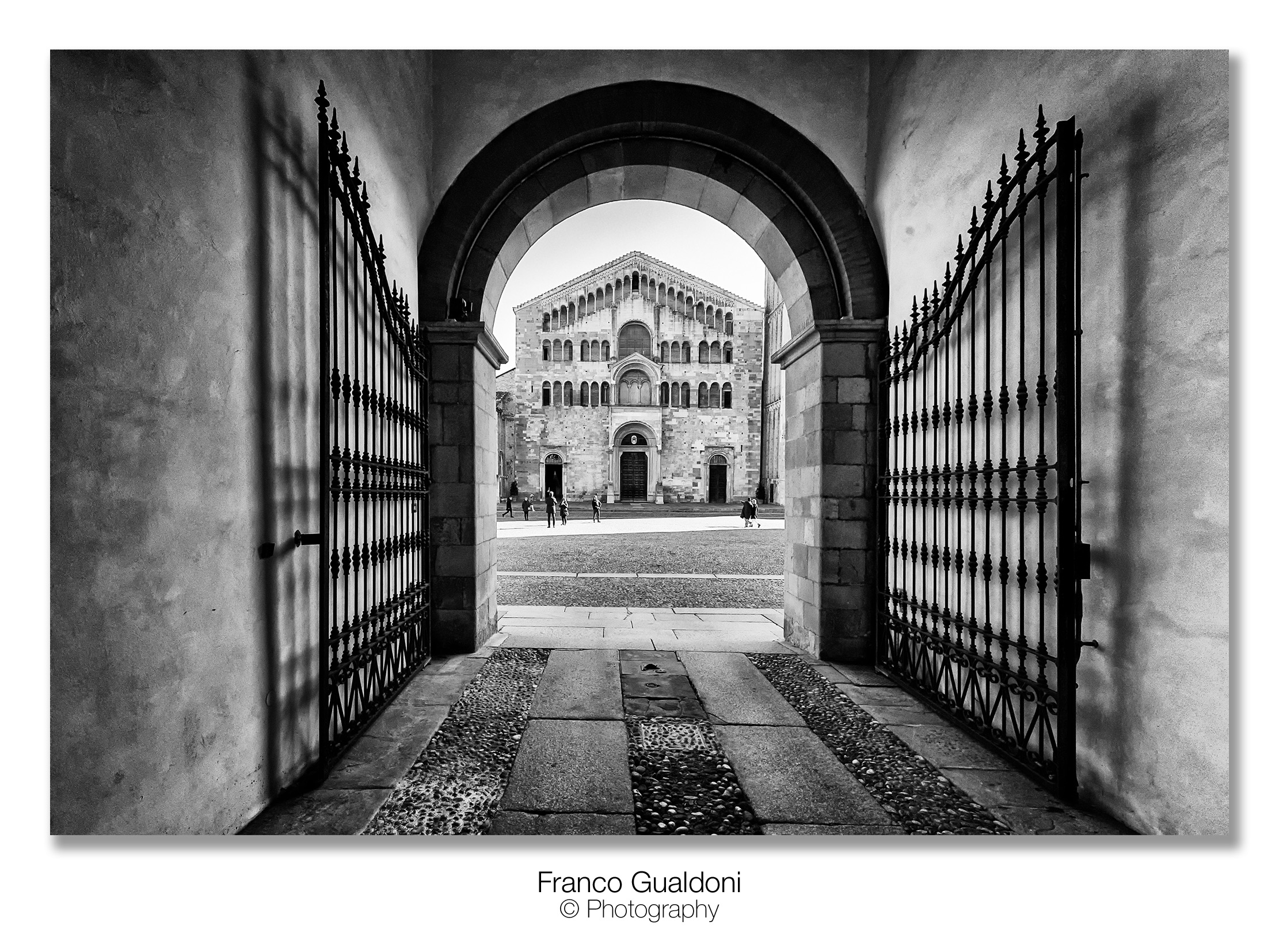 Duomo di Parma da una quinta