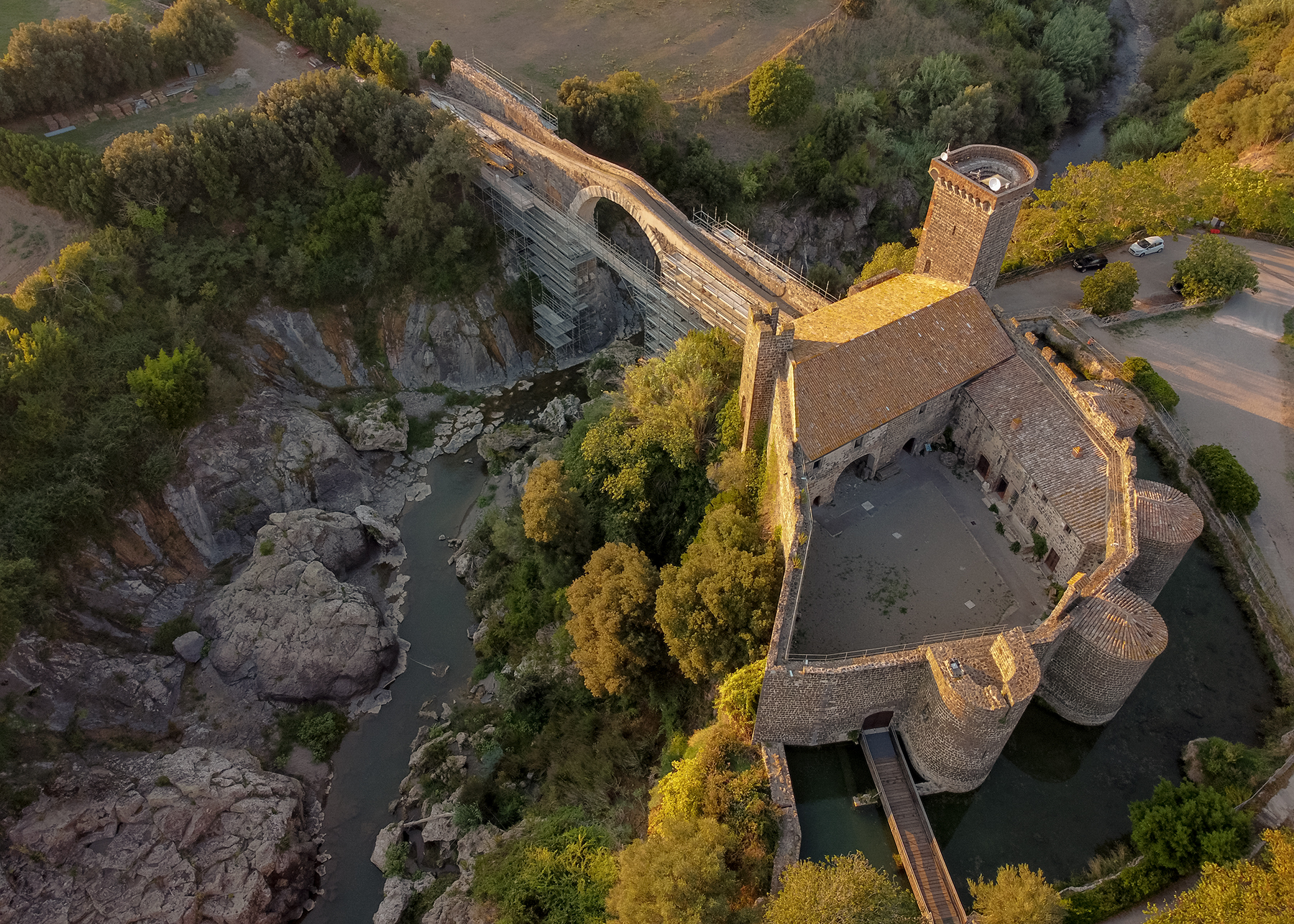 Castello dell'abbadia e ponte del diavolo