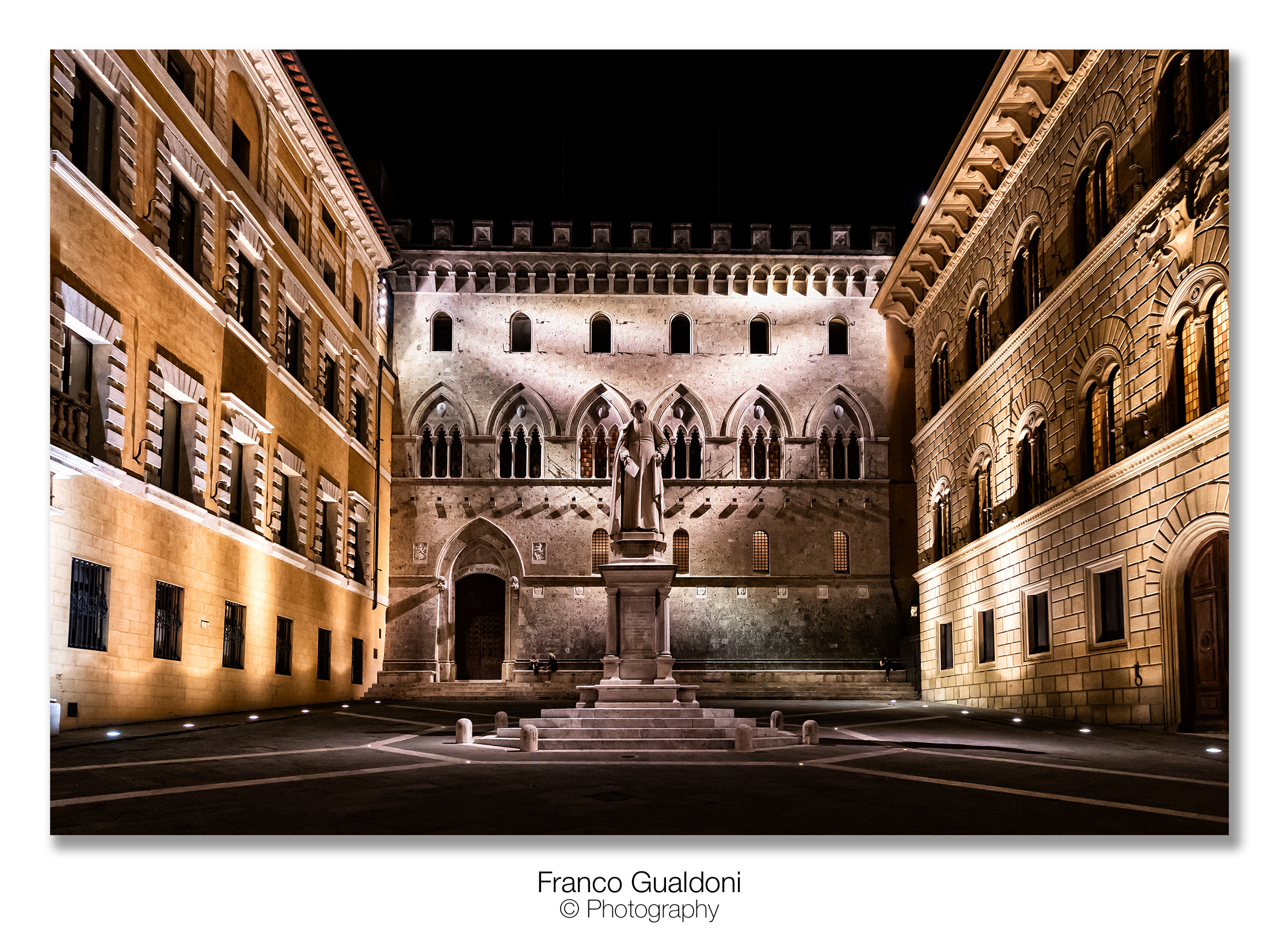 Siena - Piazza e palazzo Salimbeni