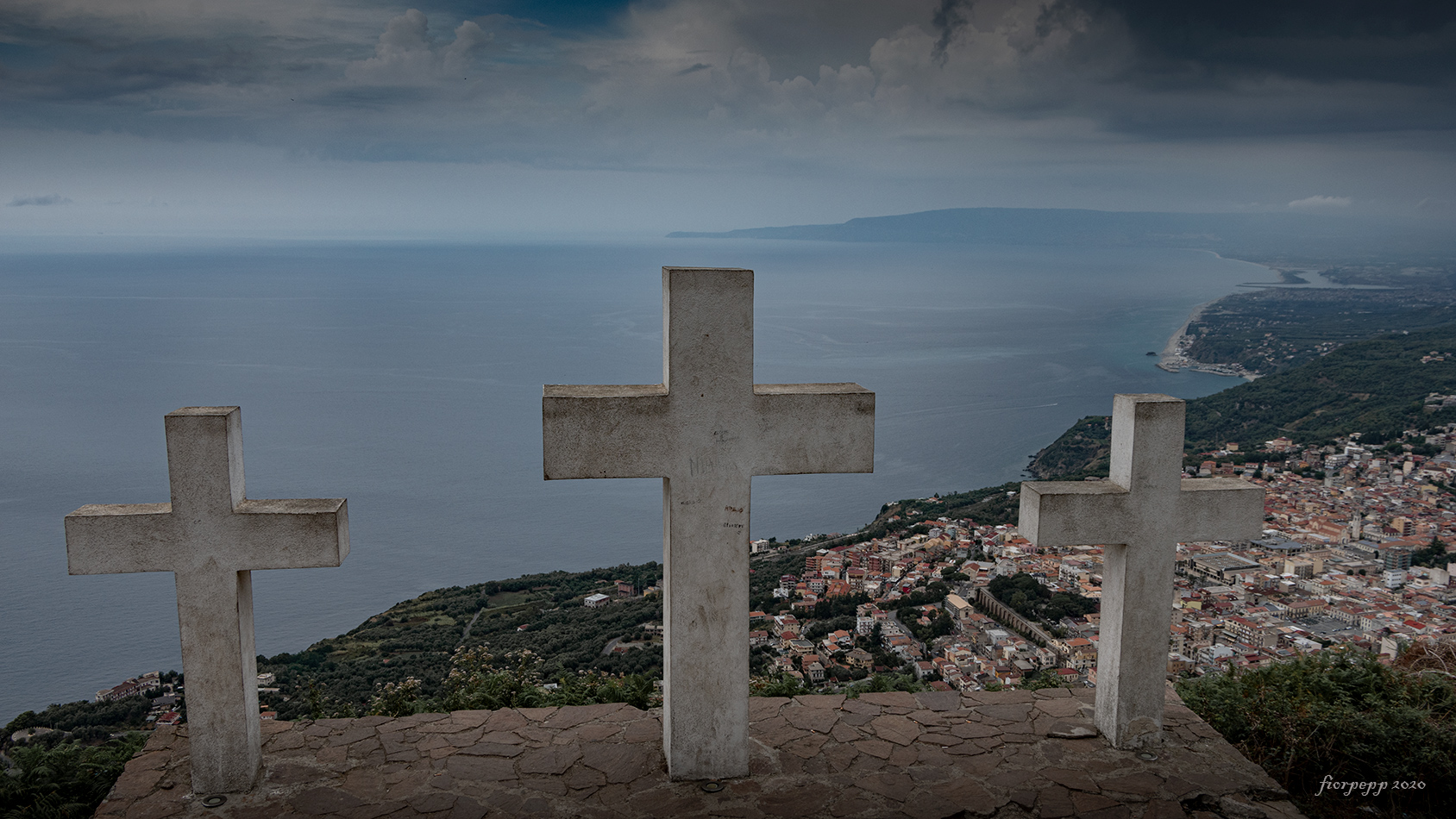 Vista delle"tre croci" sulla cima monte Sant'E...