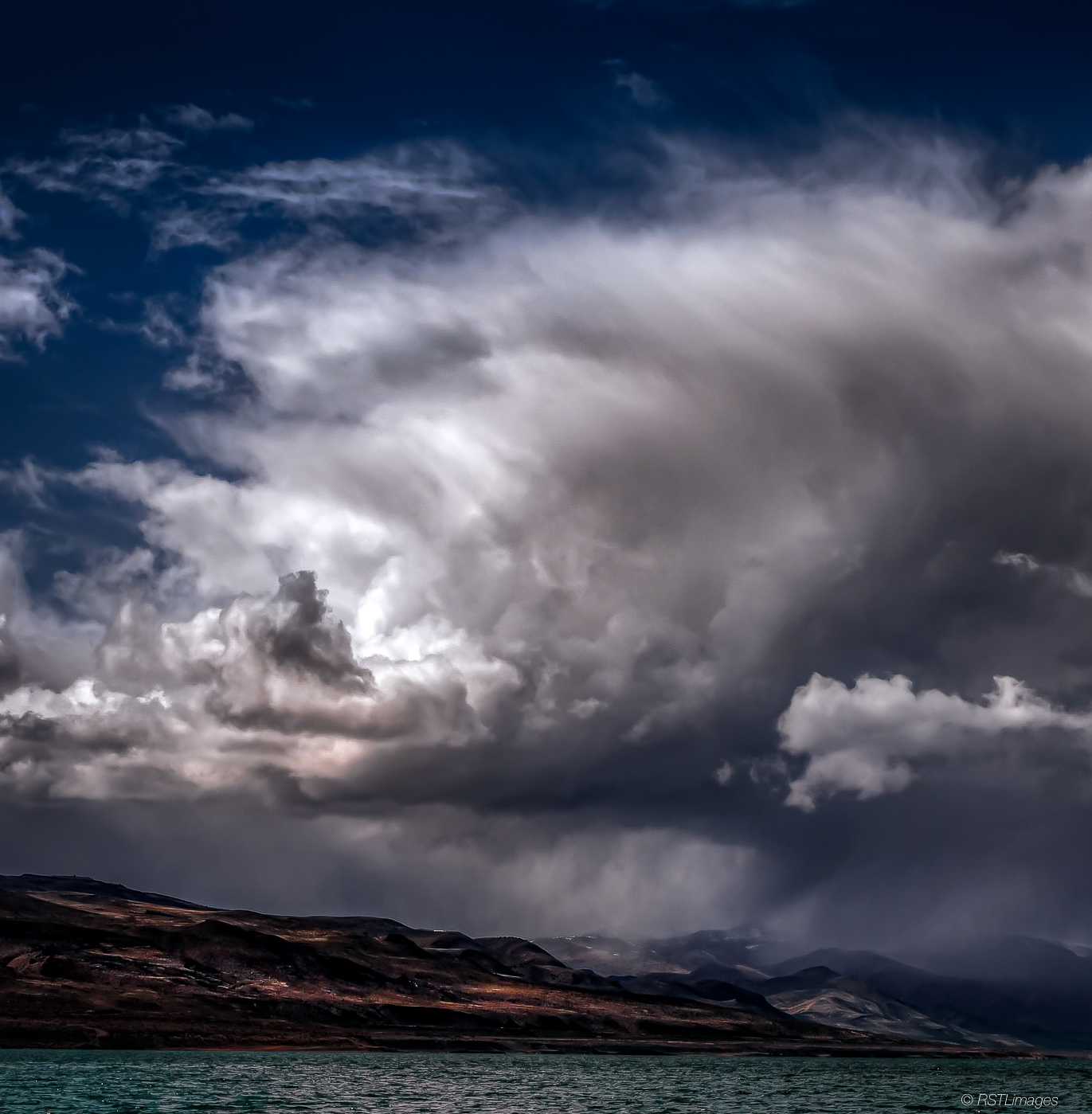 Nuvole di tempesta sul lago piramidale