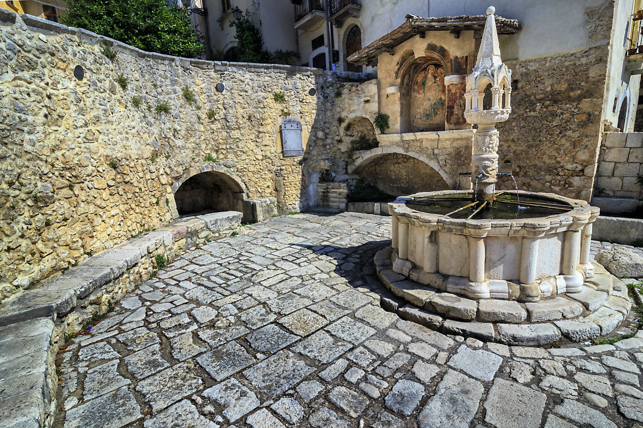 Fontecchio, fontana medievale