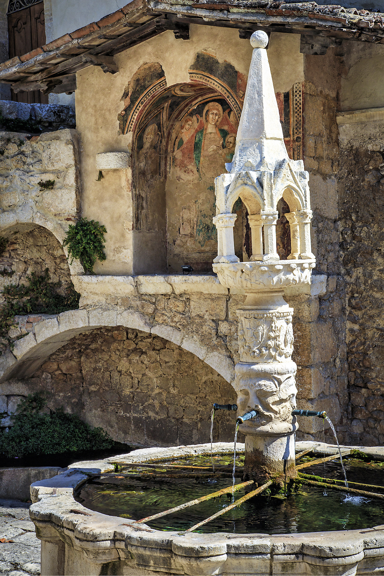 Fontecchio, fontana medievale 2