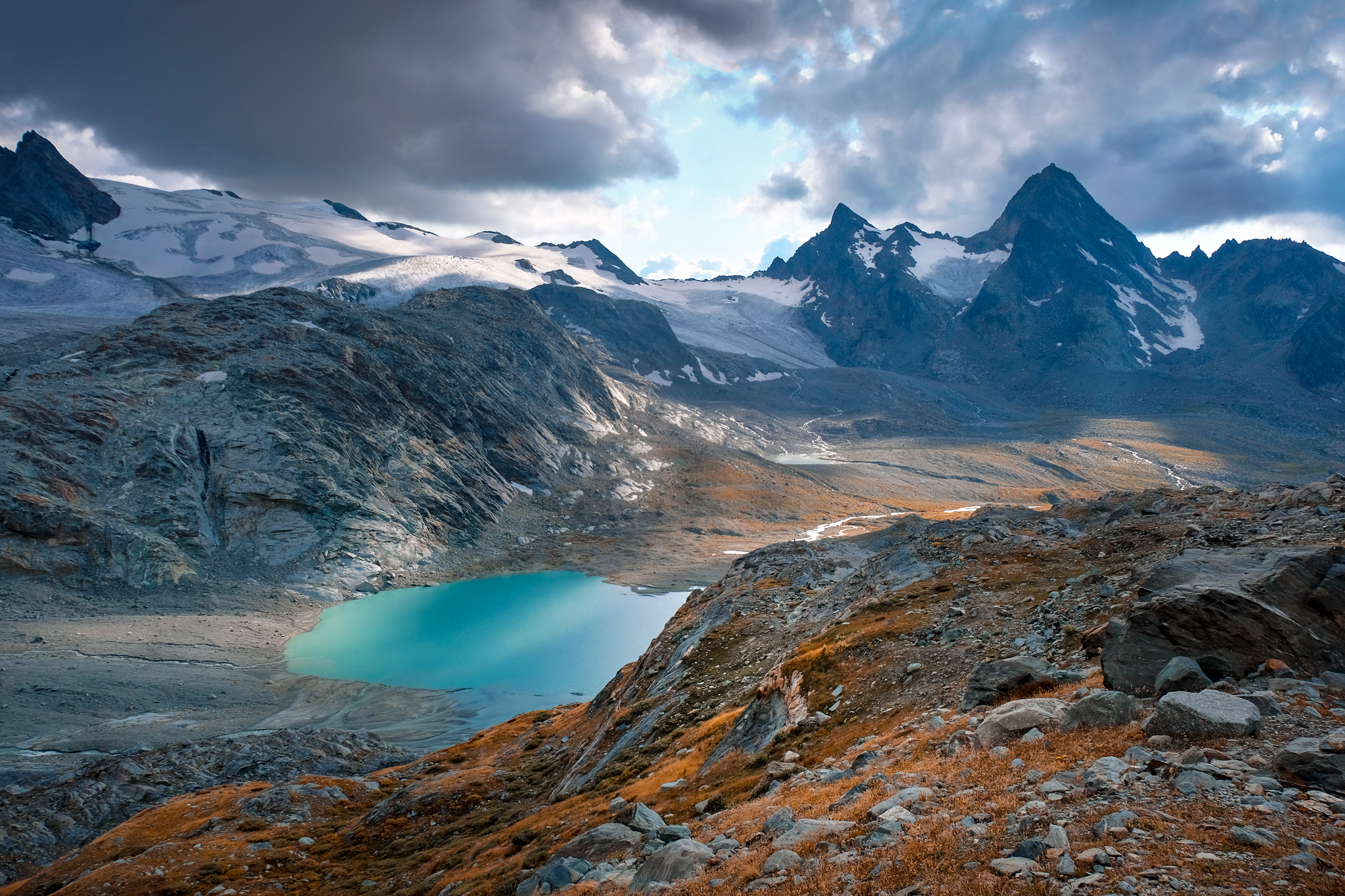 The lake between lights, shadows and autumn colors