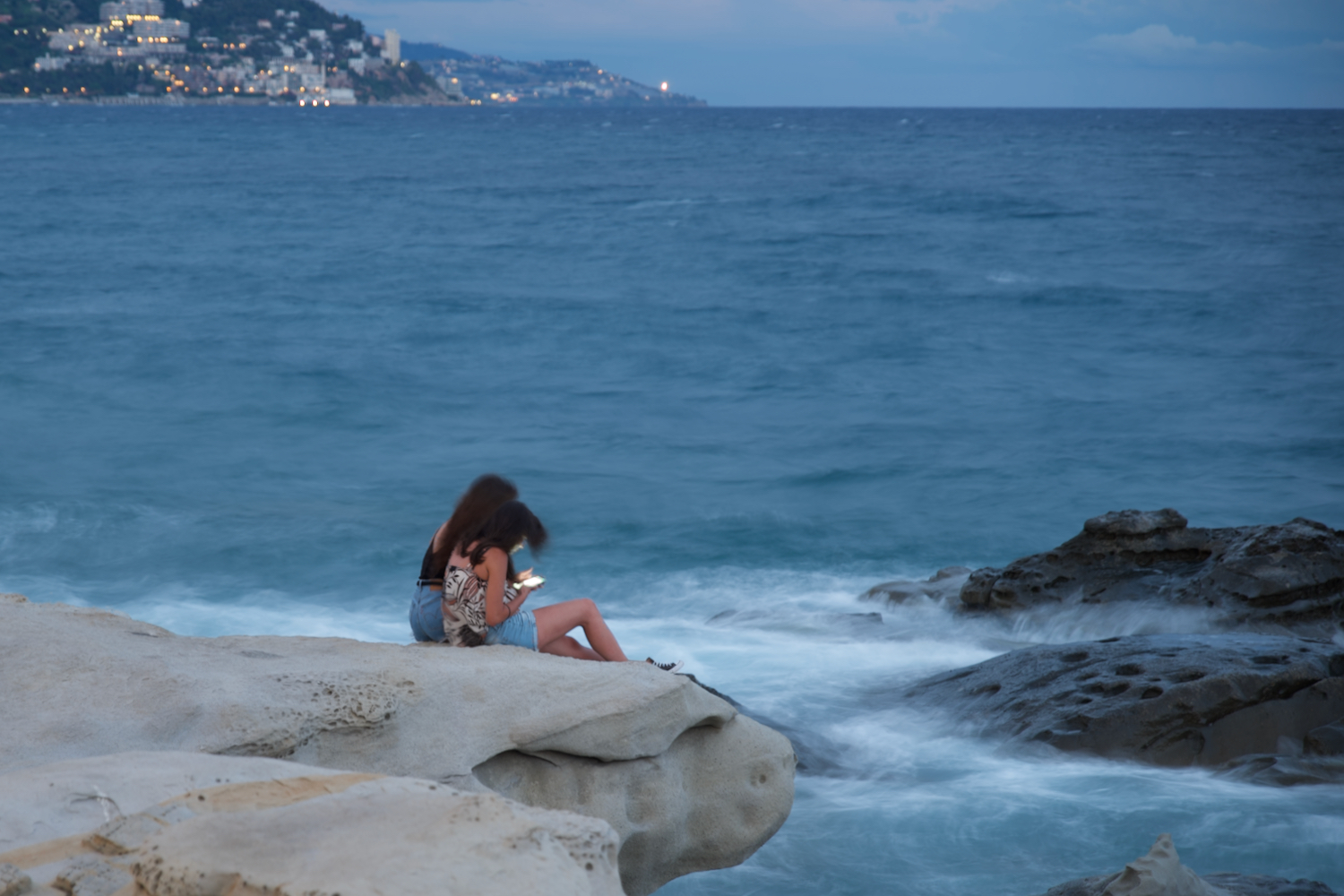 (sea) choppy