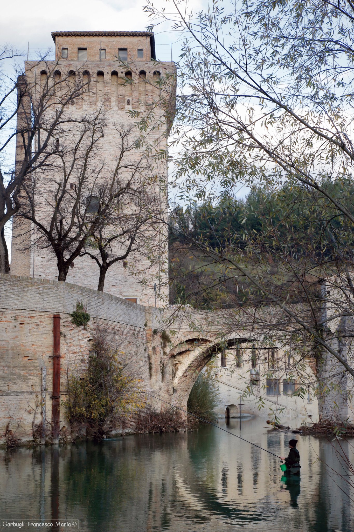 Il pescatore sotto il ponte