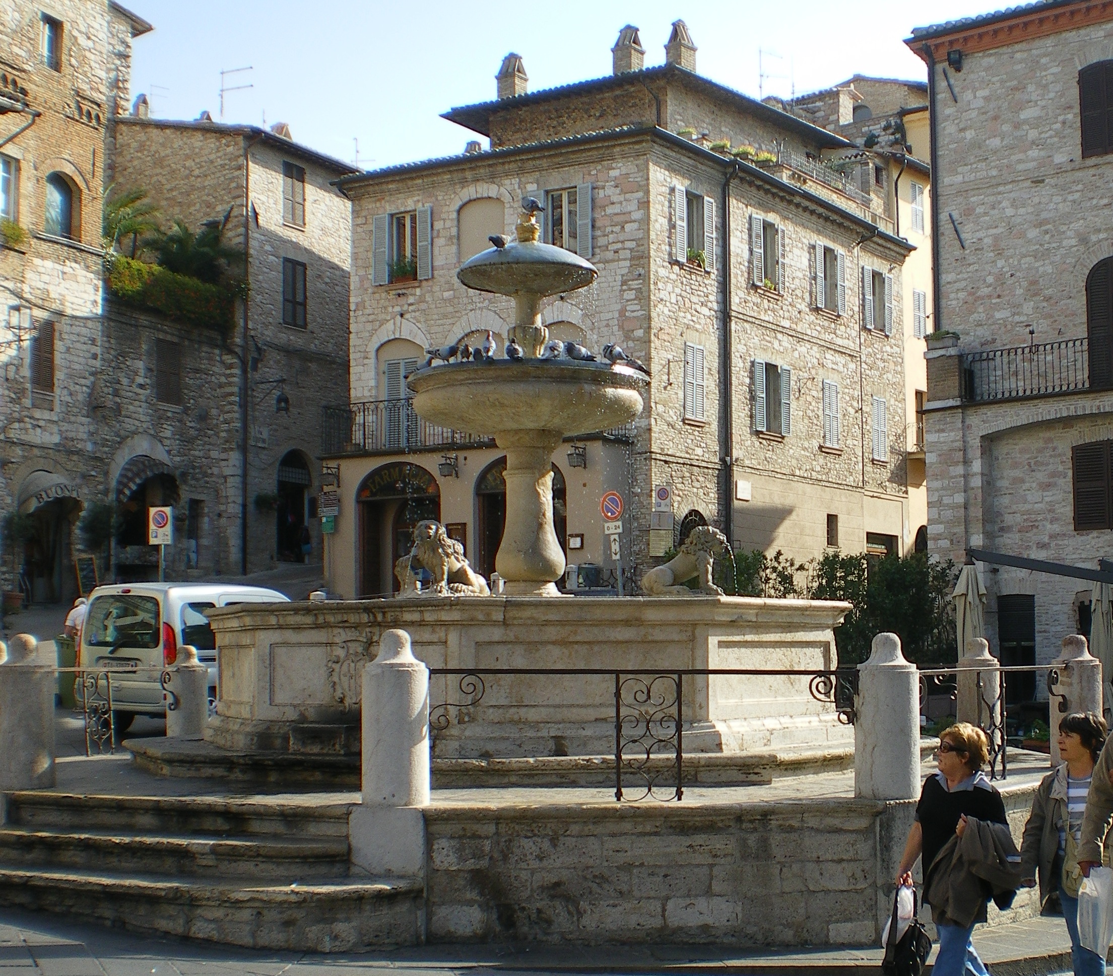 fontana di assisi .