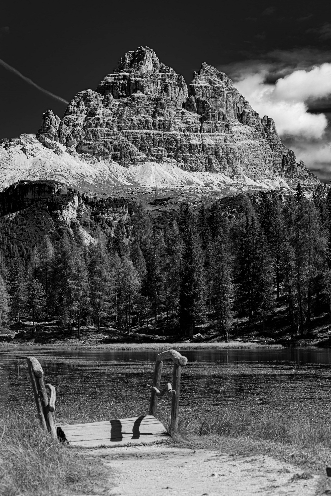 the jetty on the lake