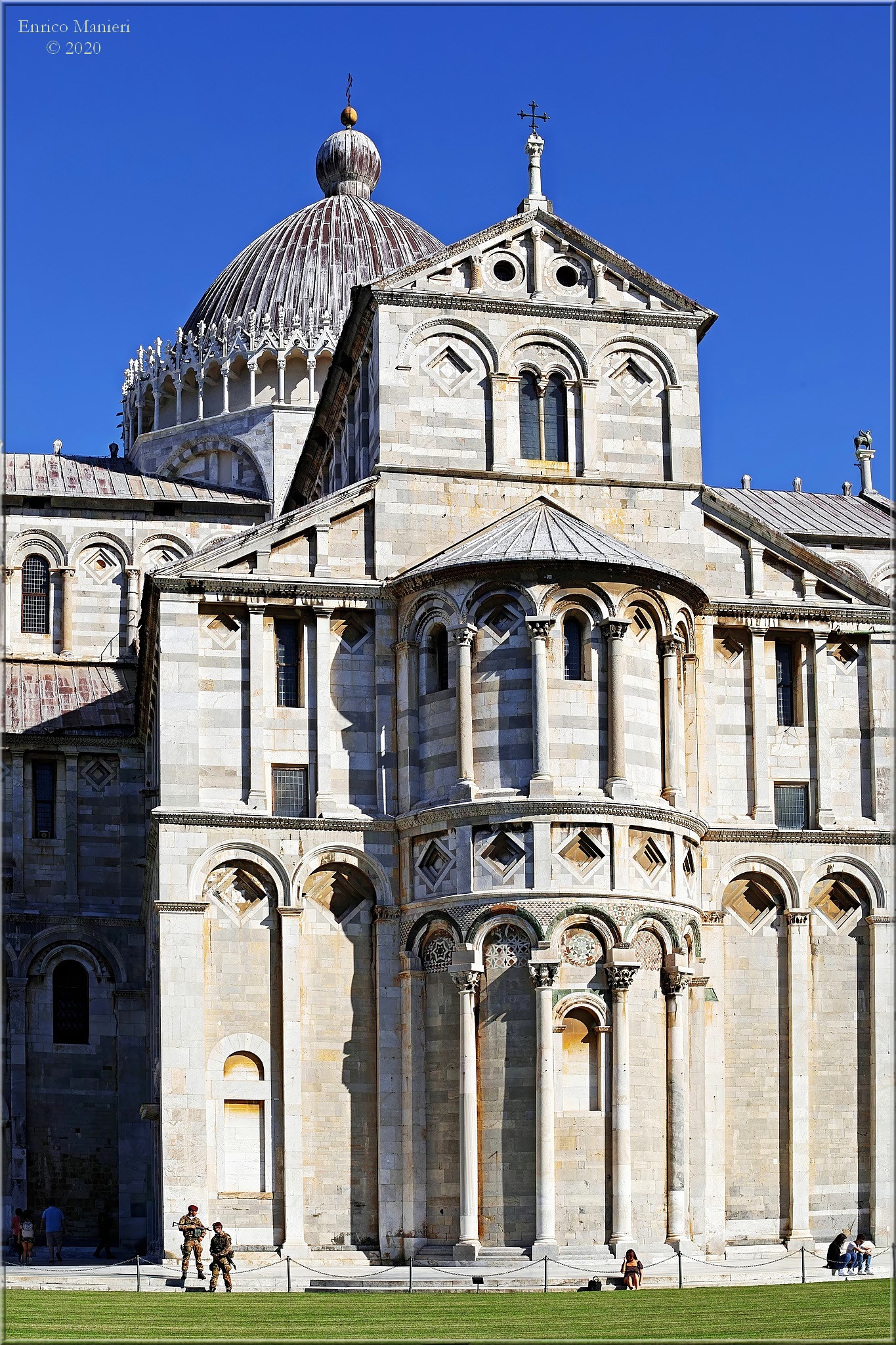 La Folgore a guardia del Duomo di Santa Maria Assunta