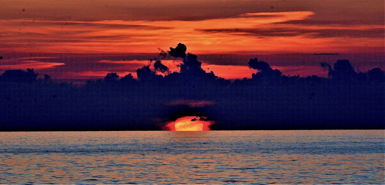 l'eterna lotta tra Luce e Tenebra.