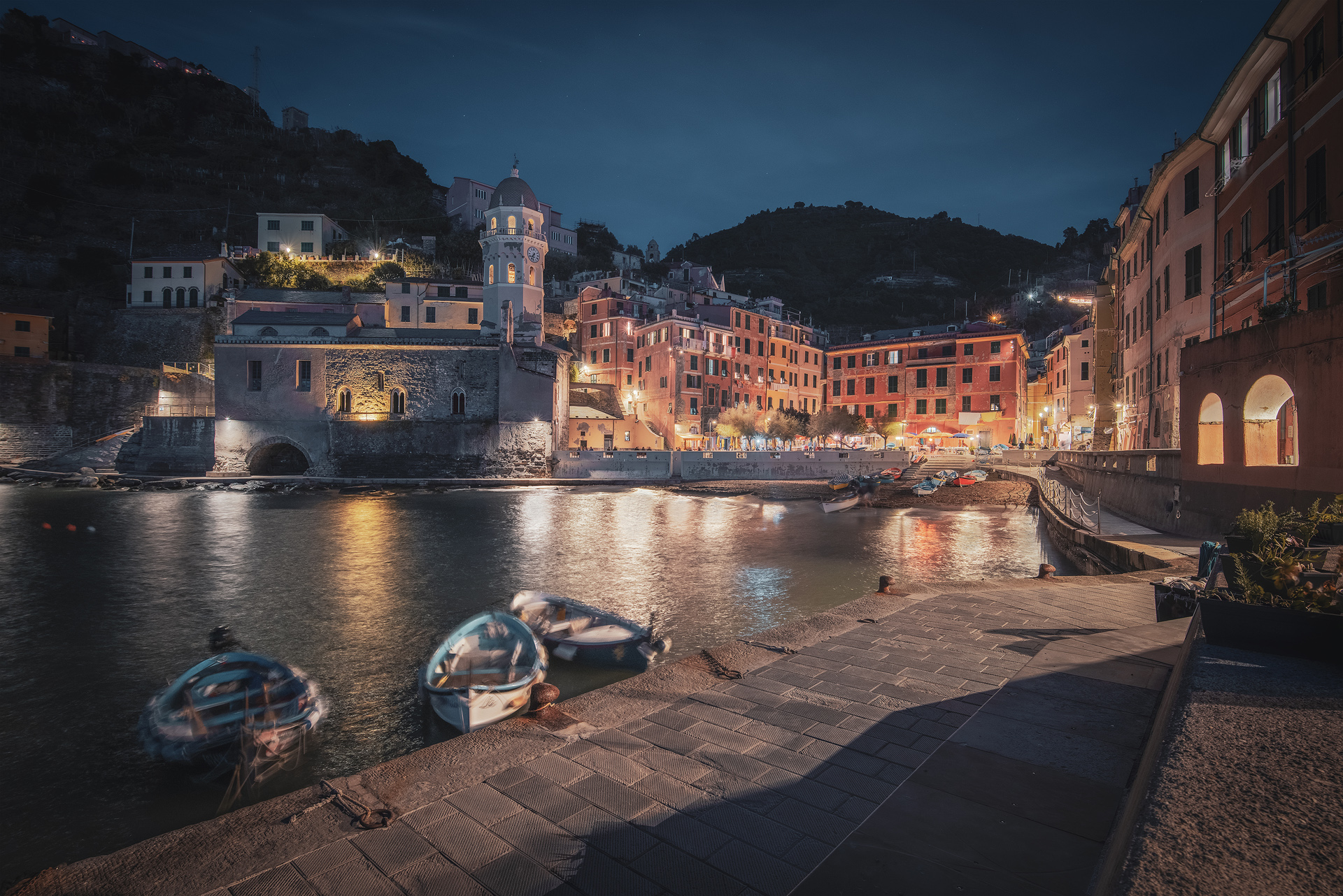 Colors on the night sea