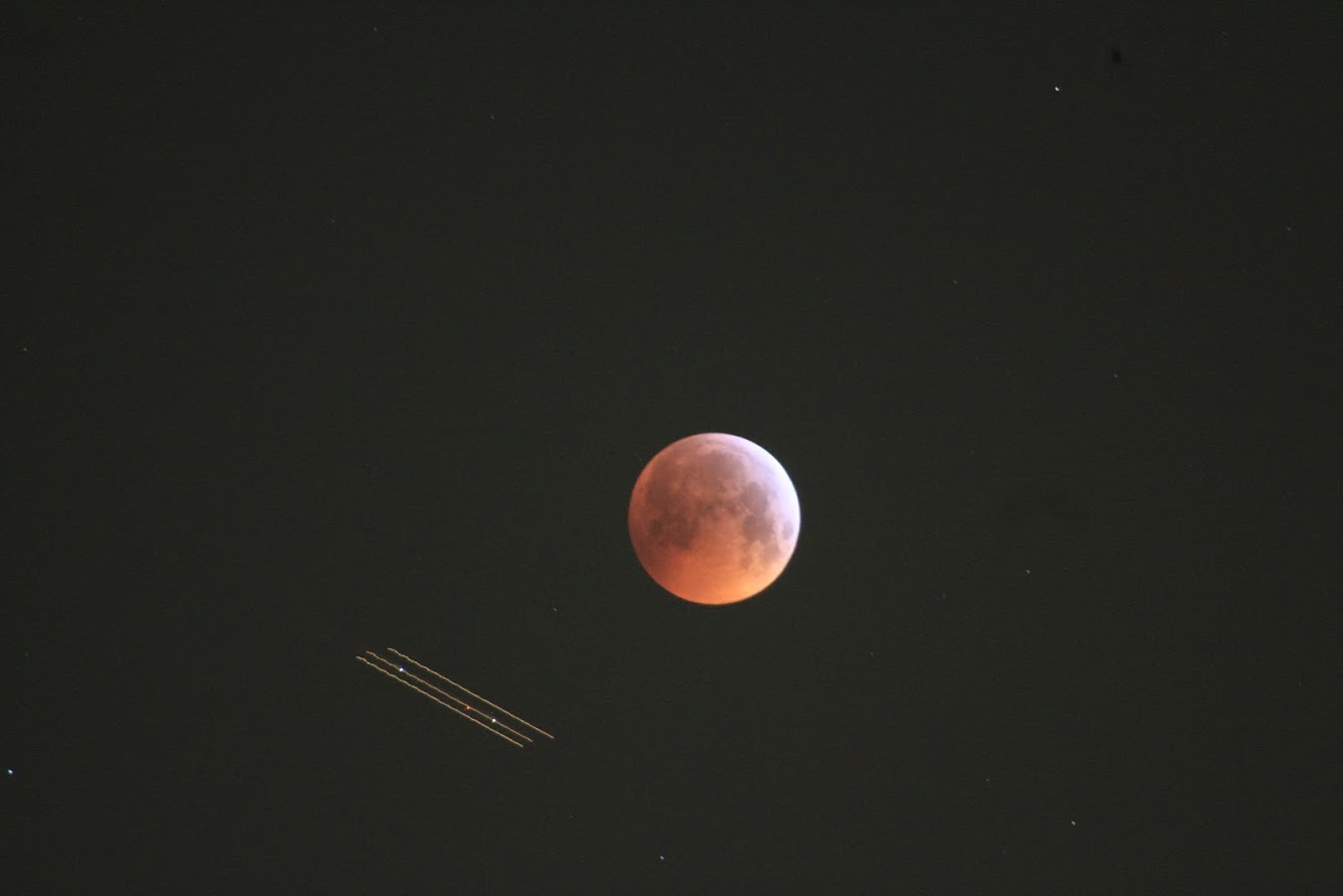 Eclissi totale di luna 2019 con aereo