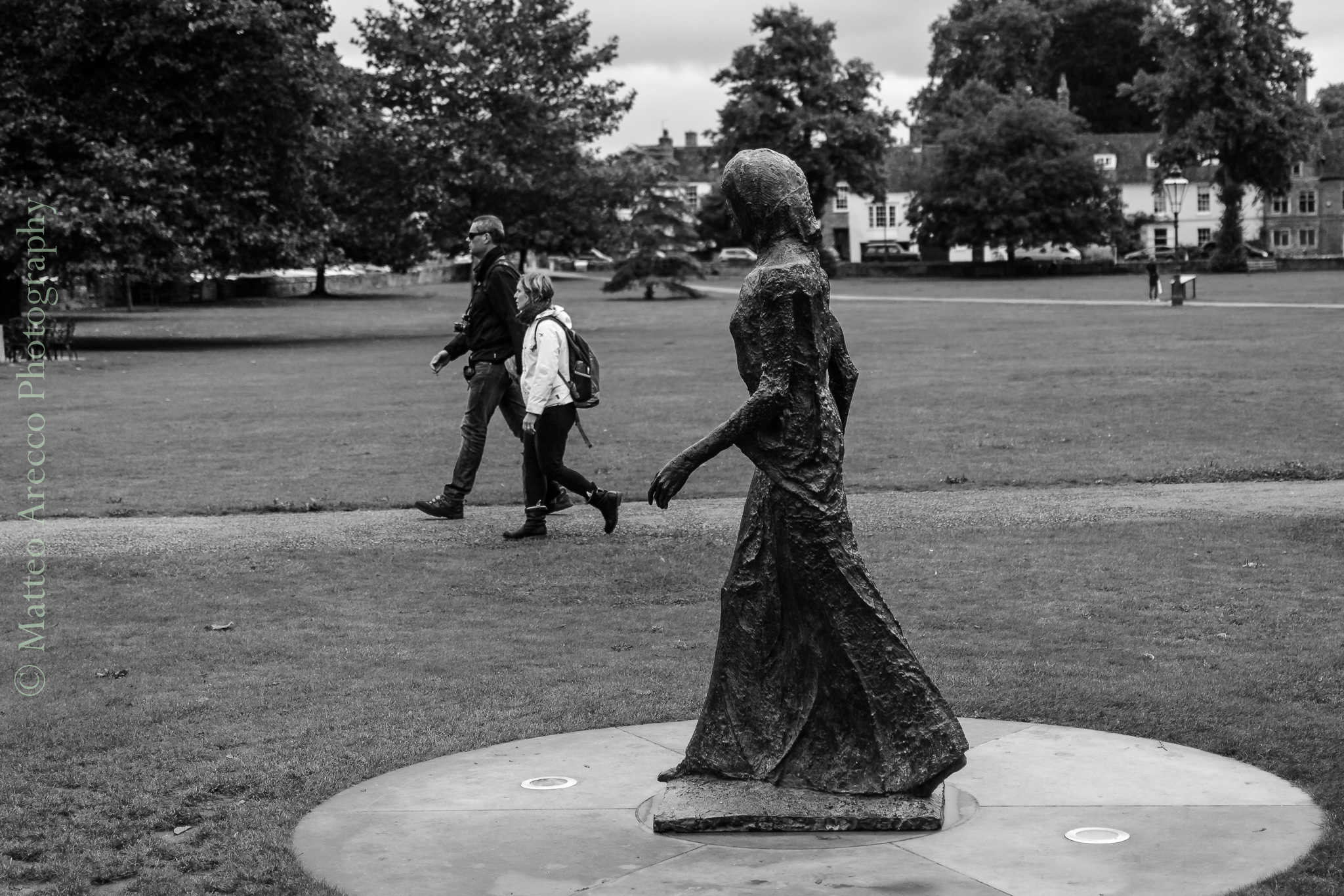 Playing statues