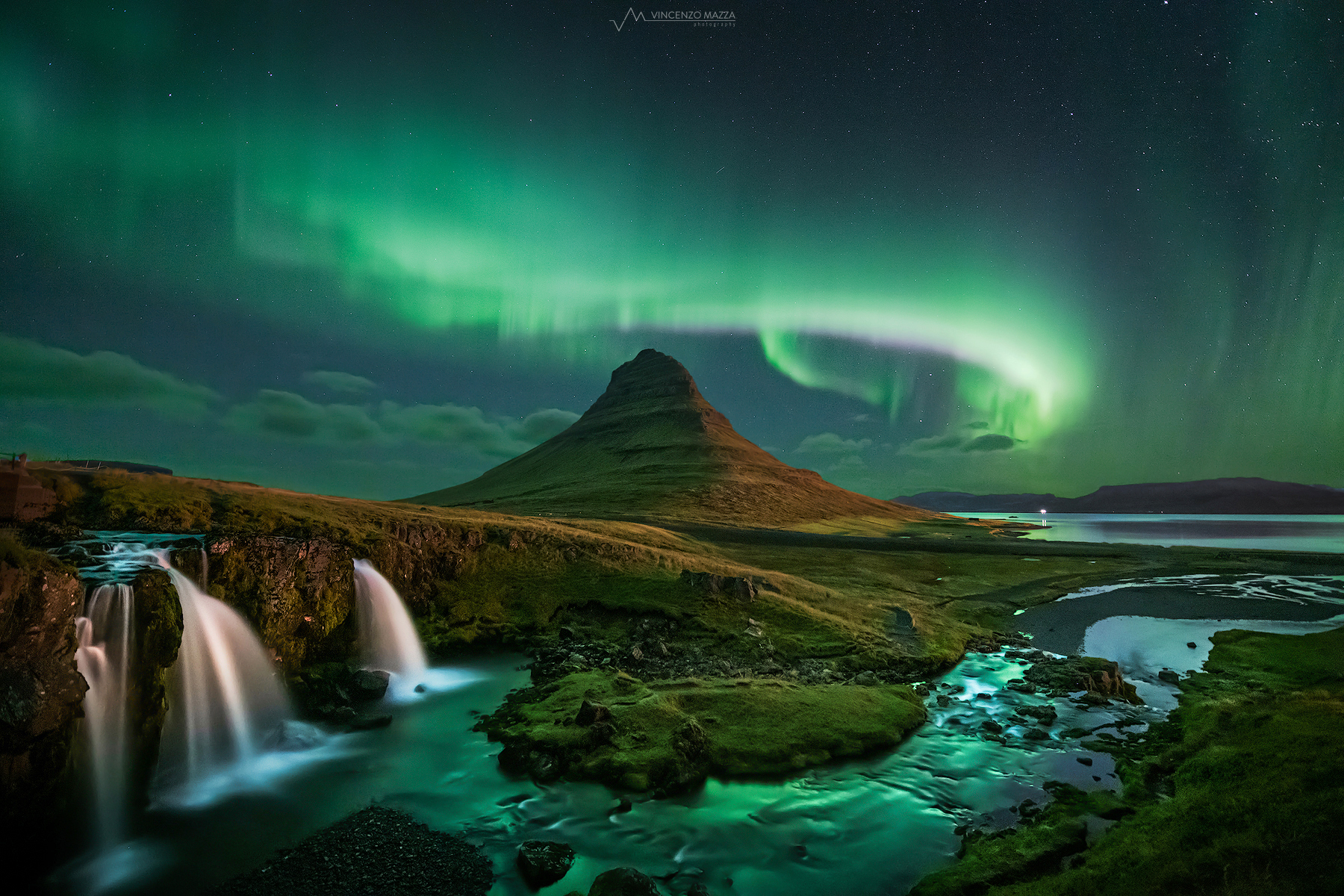 Notte d'aurora al Kirkjufell