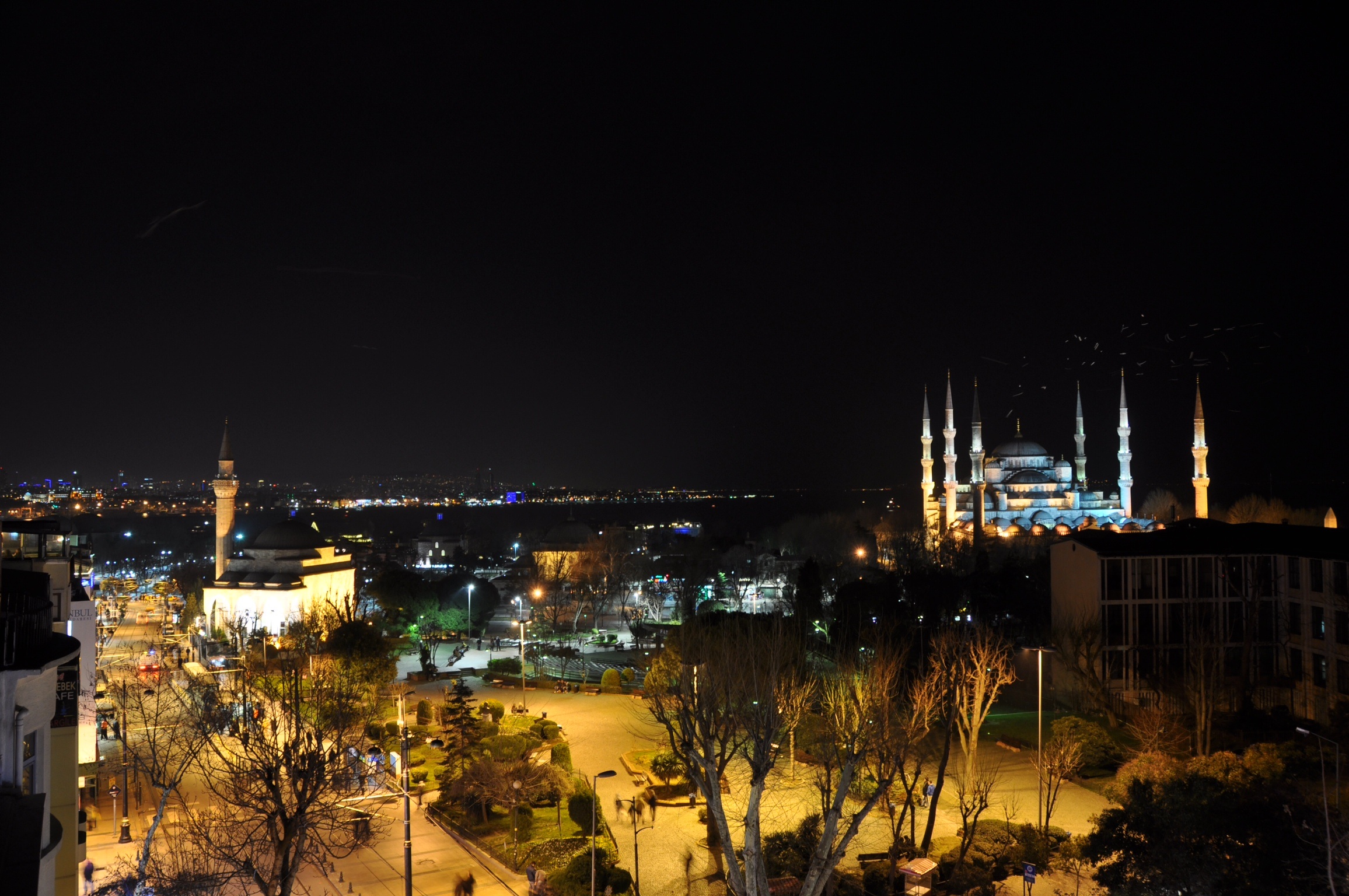 Panorama notturno sulla piazza centrale