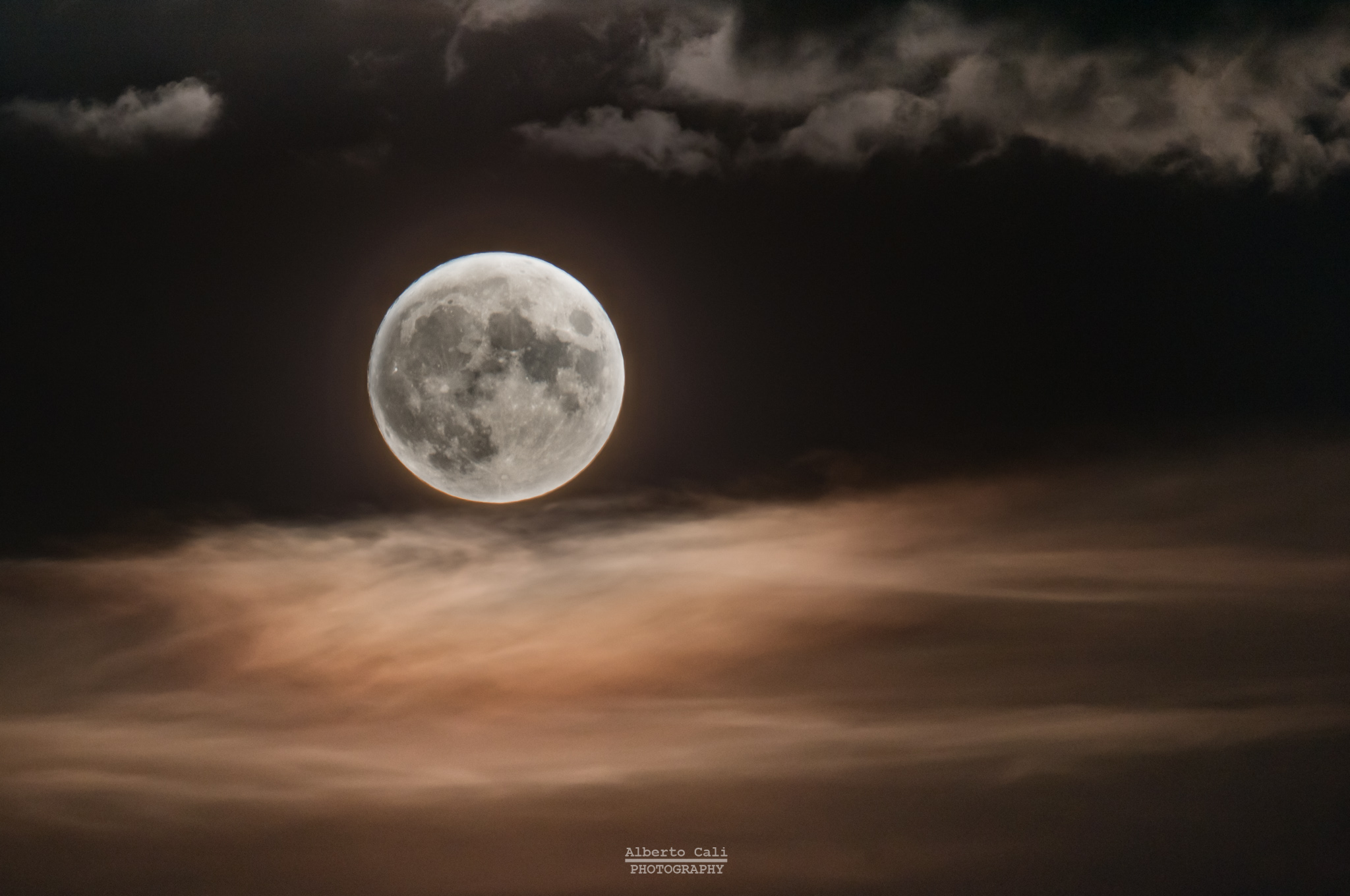 Luna Piena fra le nuvole