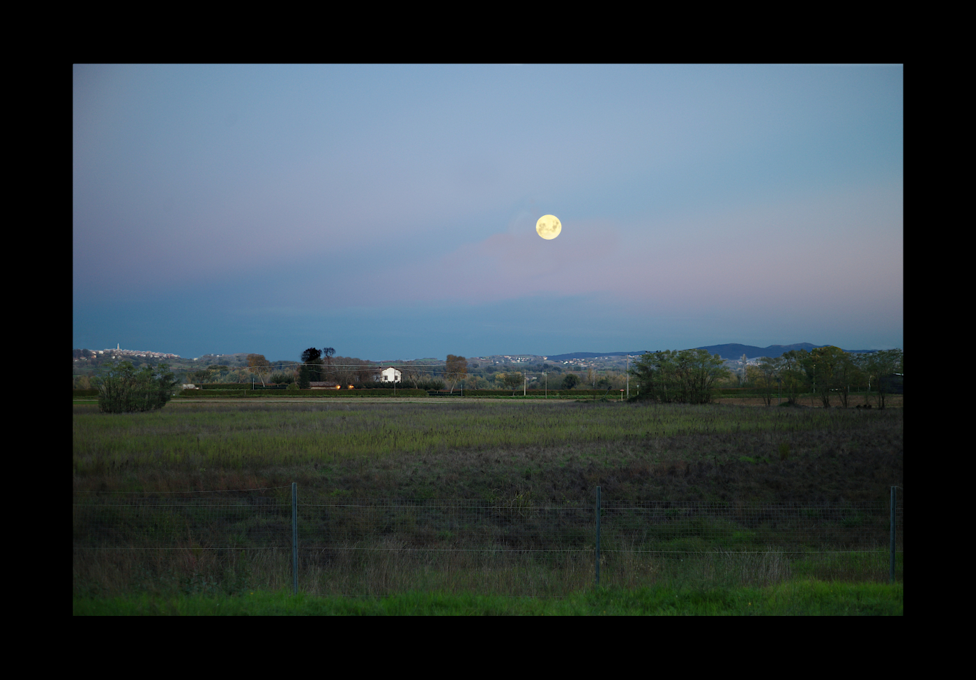 La luna veglia sulla casa bianca