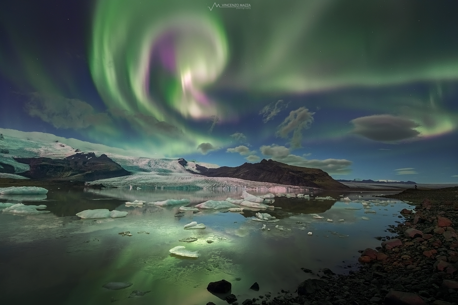 Notte d'aurora con la compagnia di una bella luna