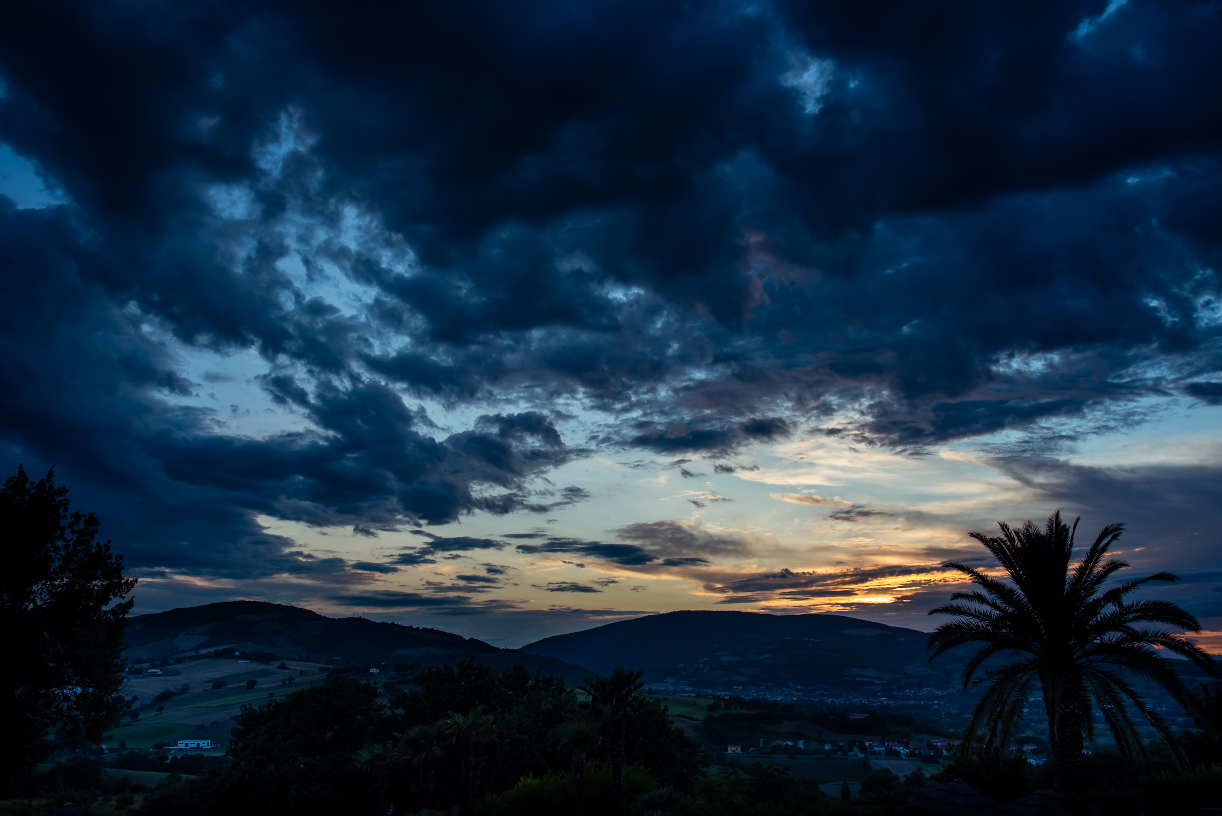 Cielo plumbeo sulle colline marchigiane