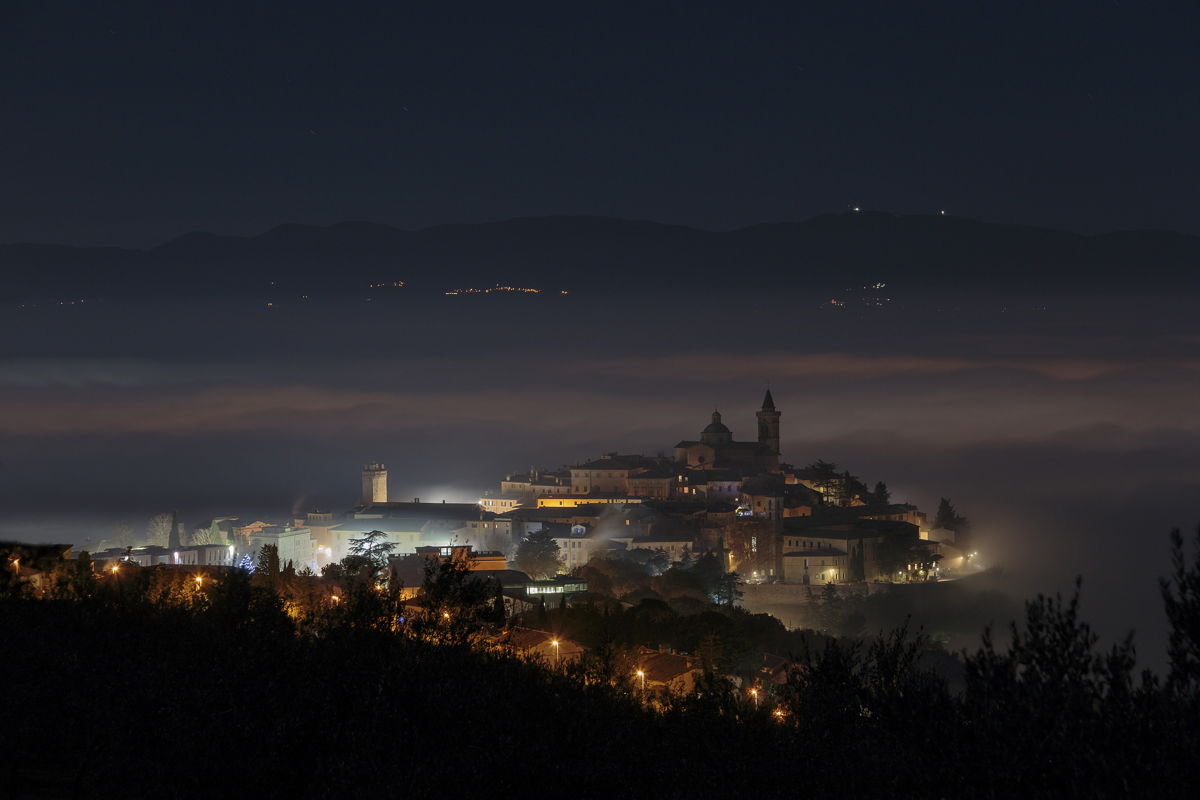 Trevi di sera (in caso di nebbia)