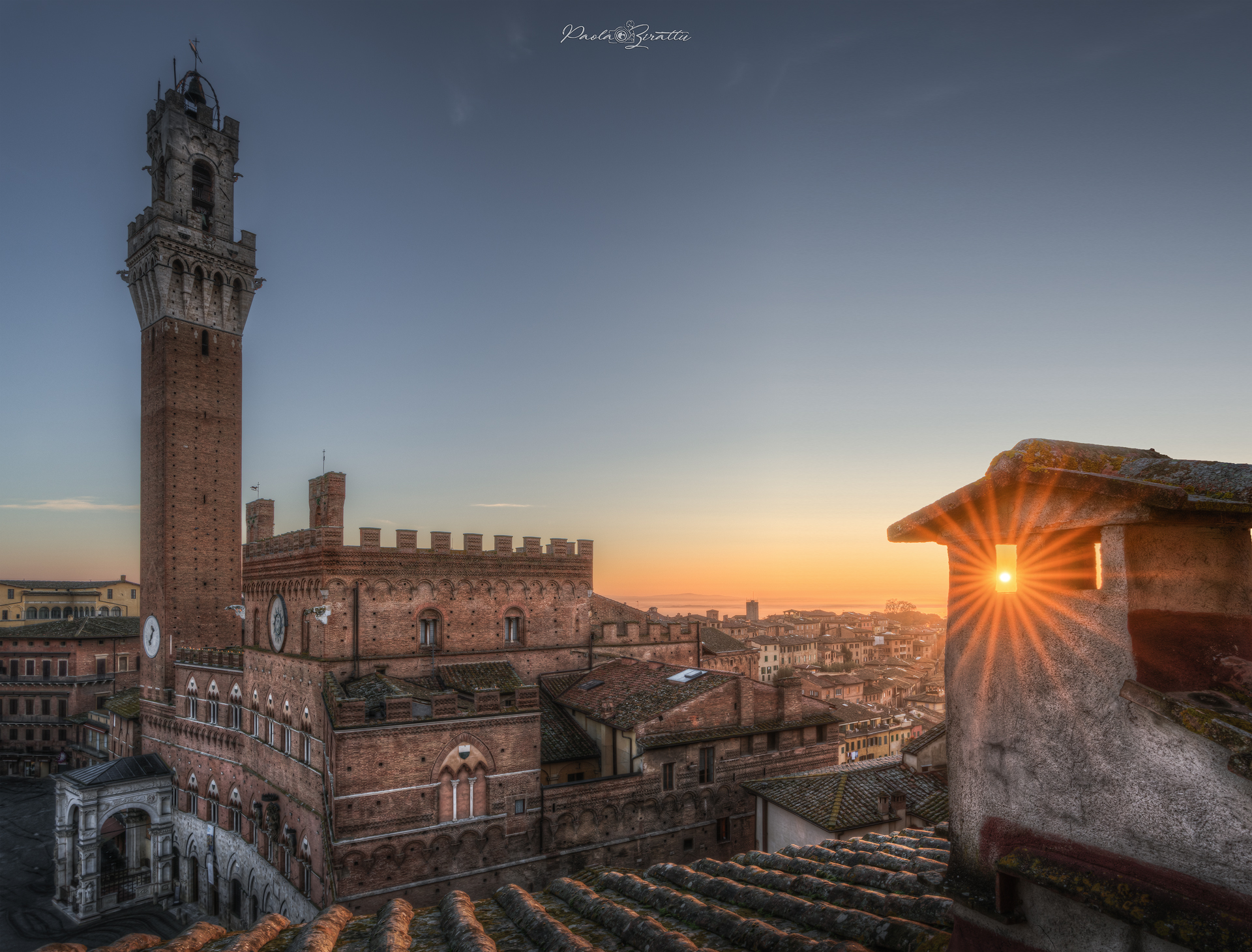 Siena ...l'alba attraverso il camino...