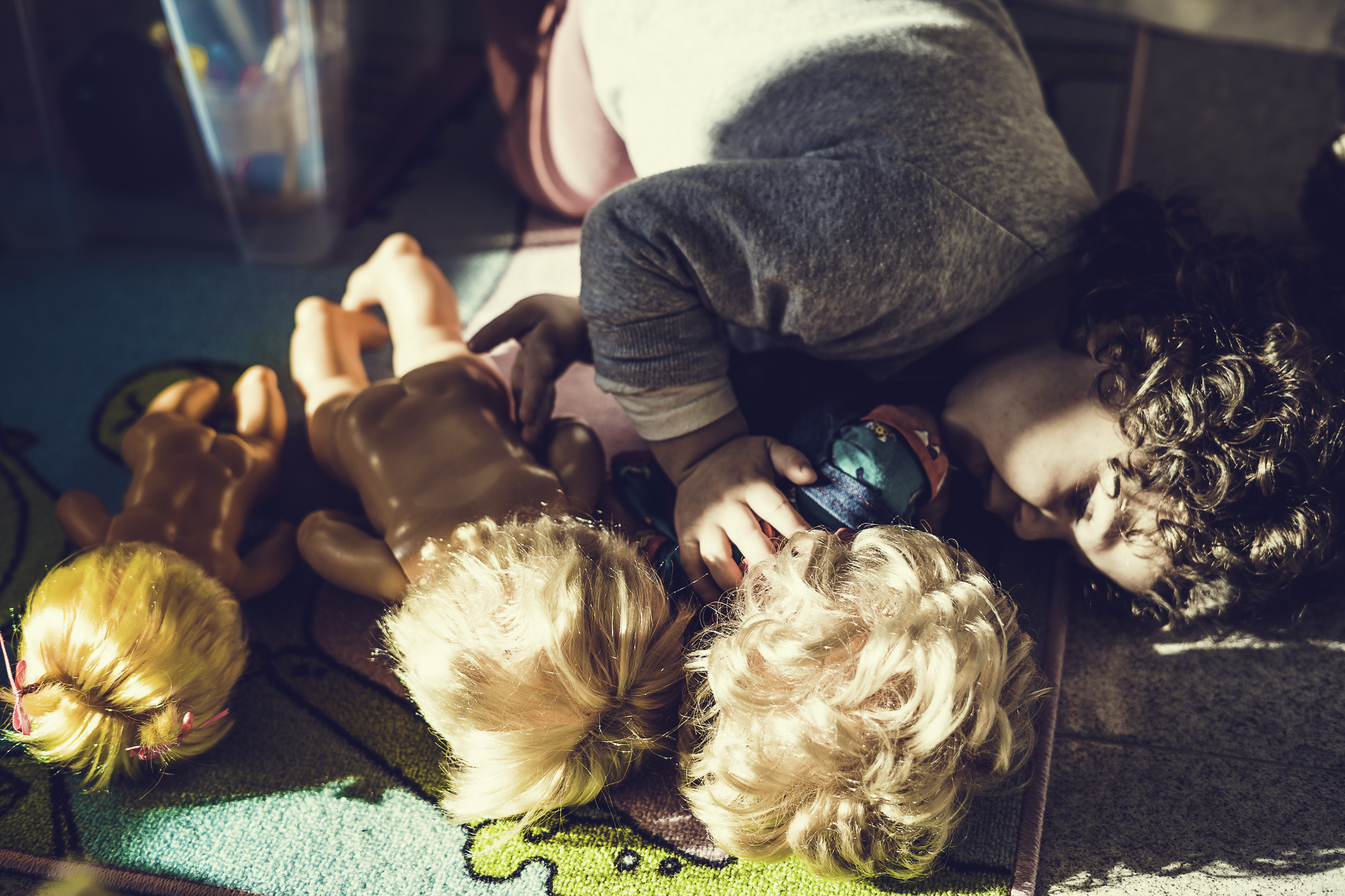 testa in mezzo a teste di bambole