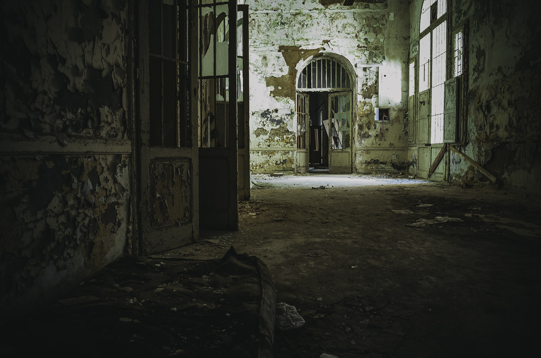 abbandono nel vecchio manicomio