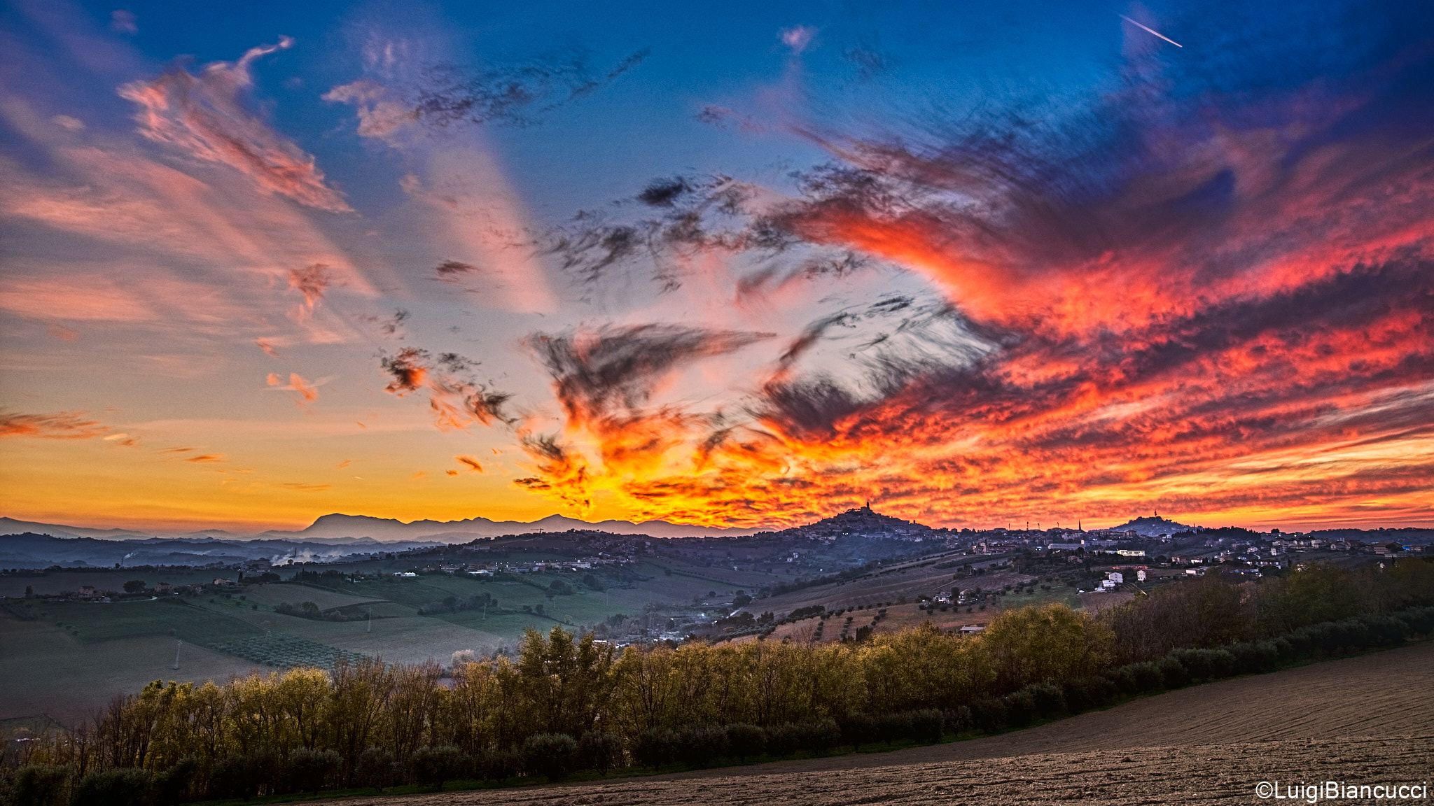 Tramonto su Fermo e i monti Sibillini.