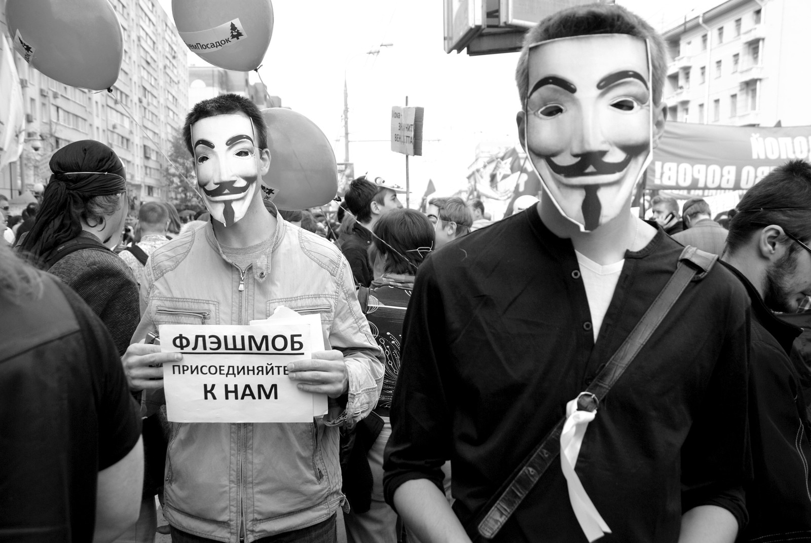 Manifestanti "Questo è un flash mob - unisciti a noi!...