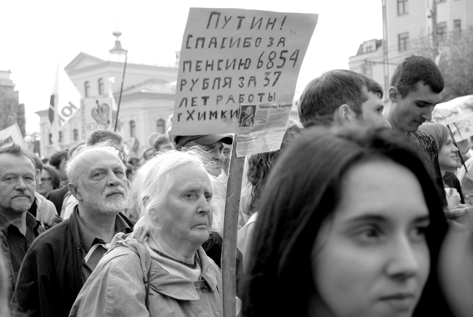 Manifestanti - un'anziana signora si rivolge al Presidente