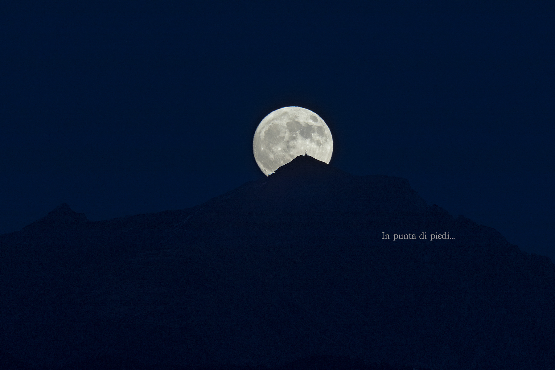 La Luna piena sfiora la Madonna del Monte Zerbion 2.721