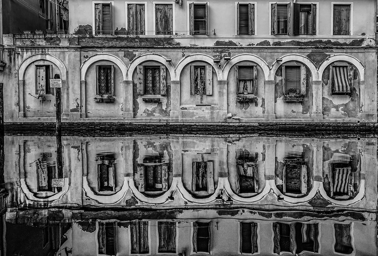 Chioggiotte Symmetries