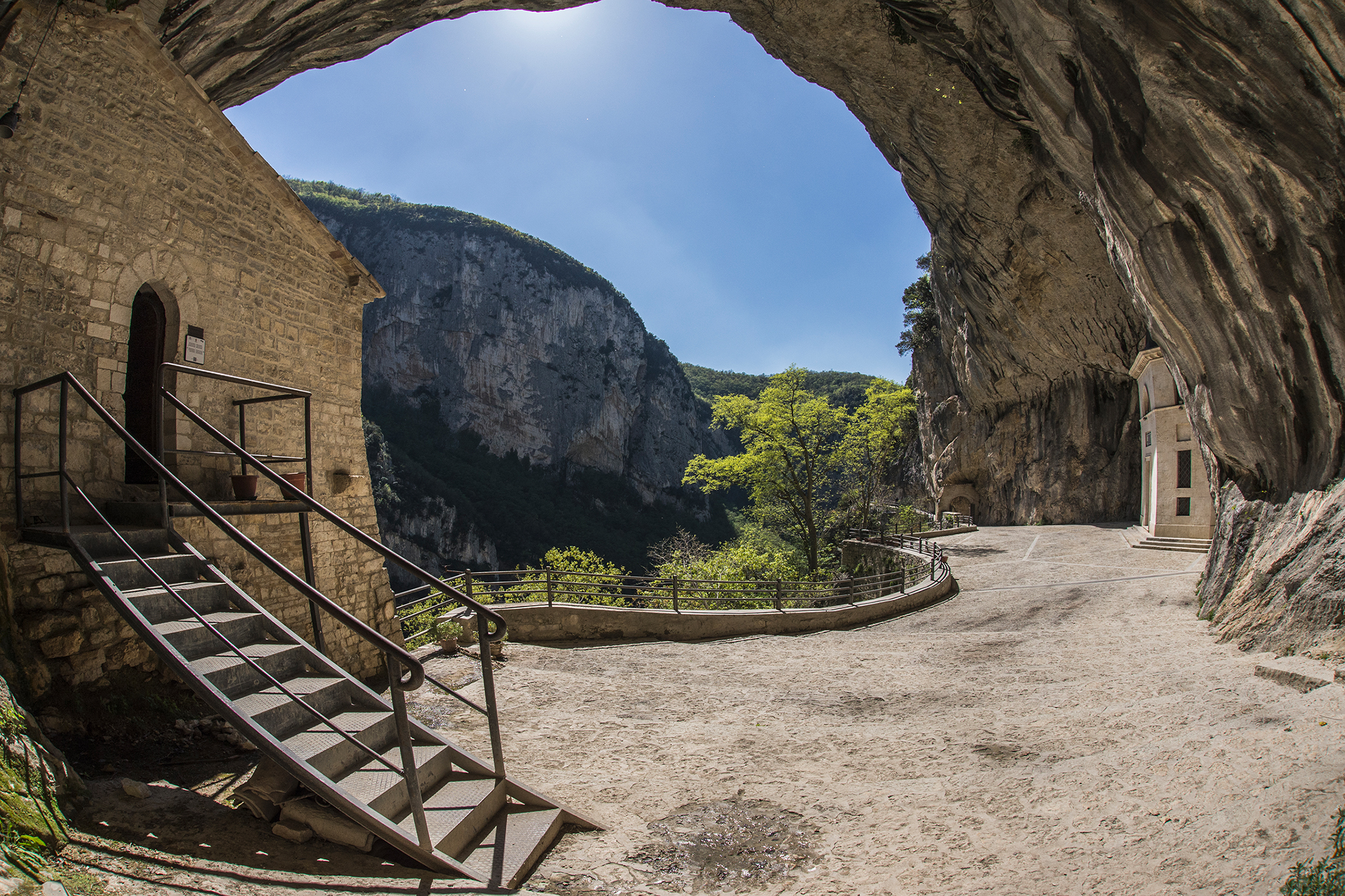 Hermitage infra saxa