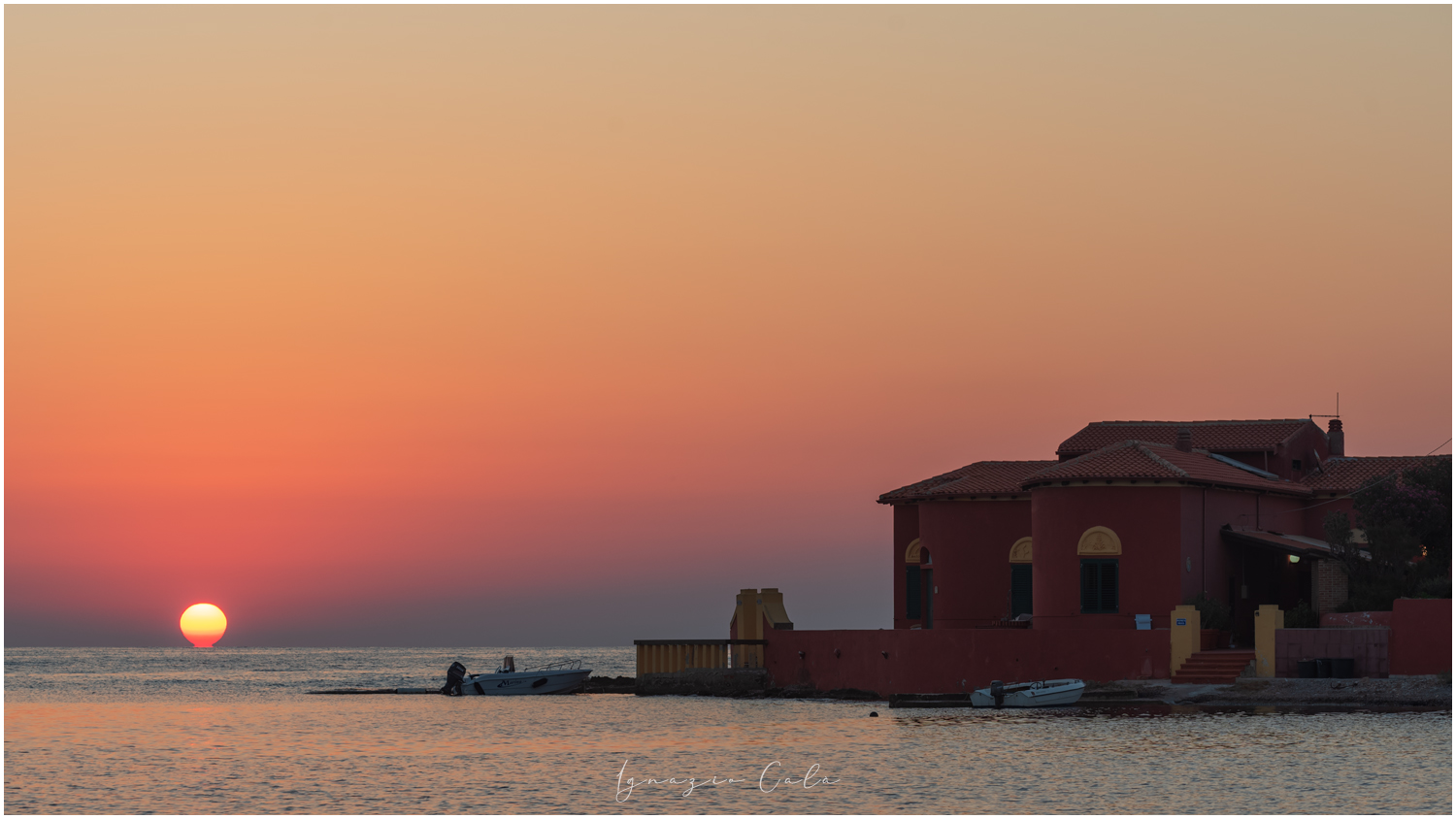 Il sole a Omega durante un'alba a Marzamemi
