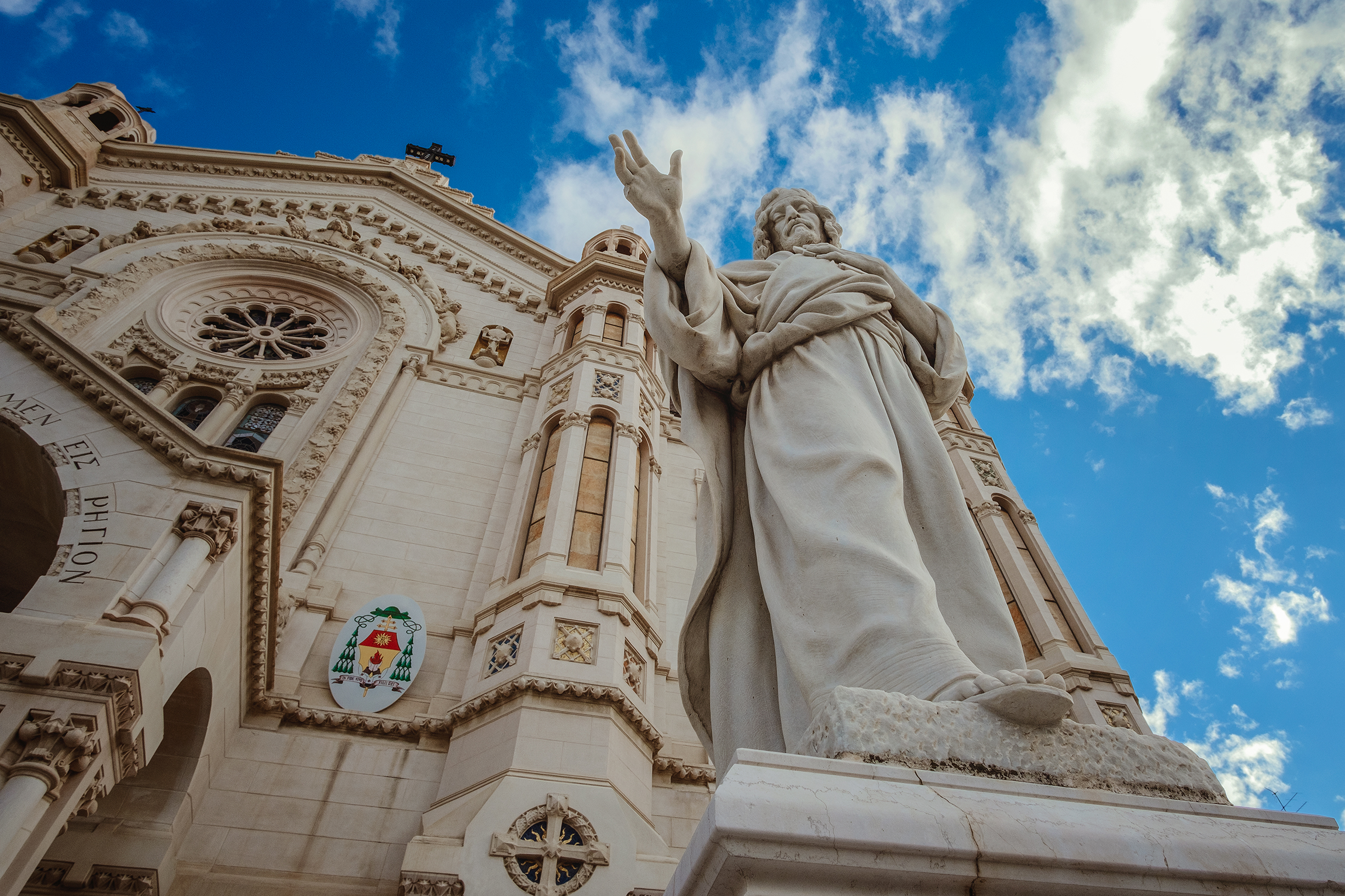 Statua di fronte Basilica Reggio Calabria