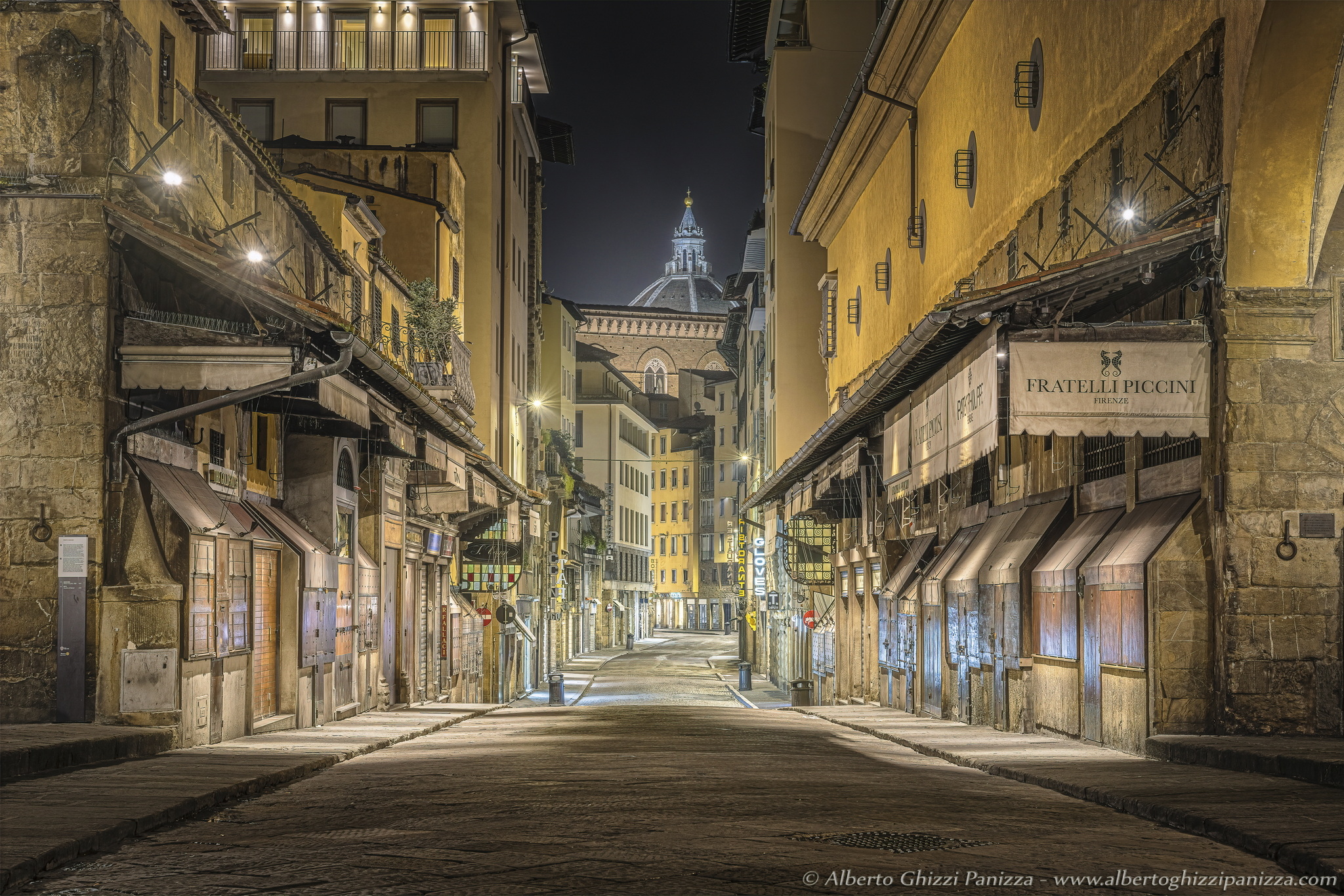 Vista notturna da Ponte Vecchio