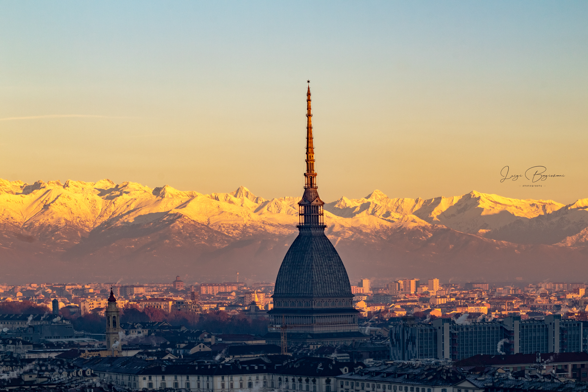 mole all'alba e arco alpino