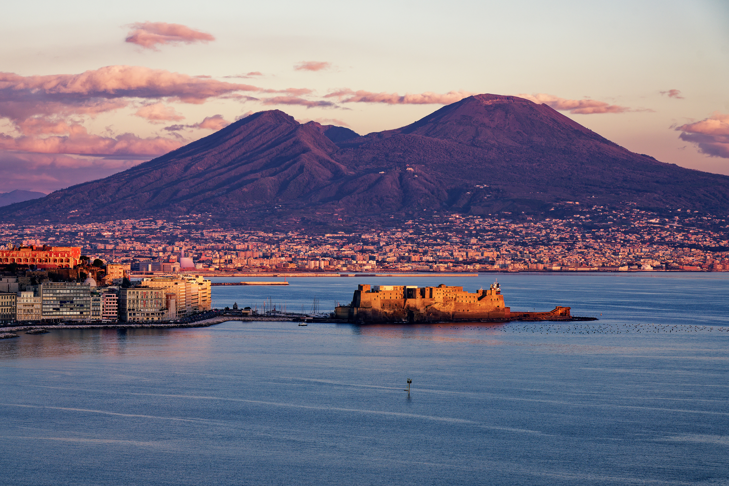 Tramonto rosso sul Vesuvio