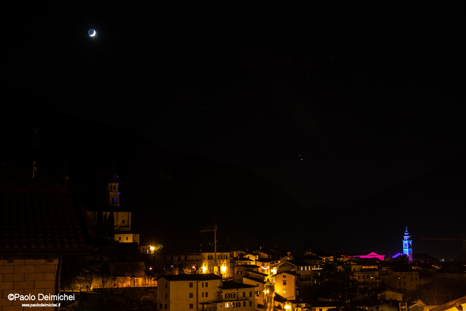 Allineamento Giove-Saturno con falce lunare sulla citt&agrav...
