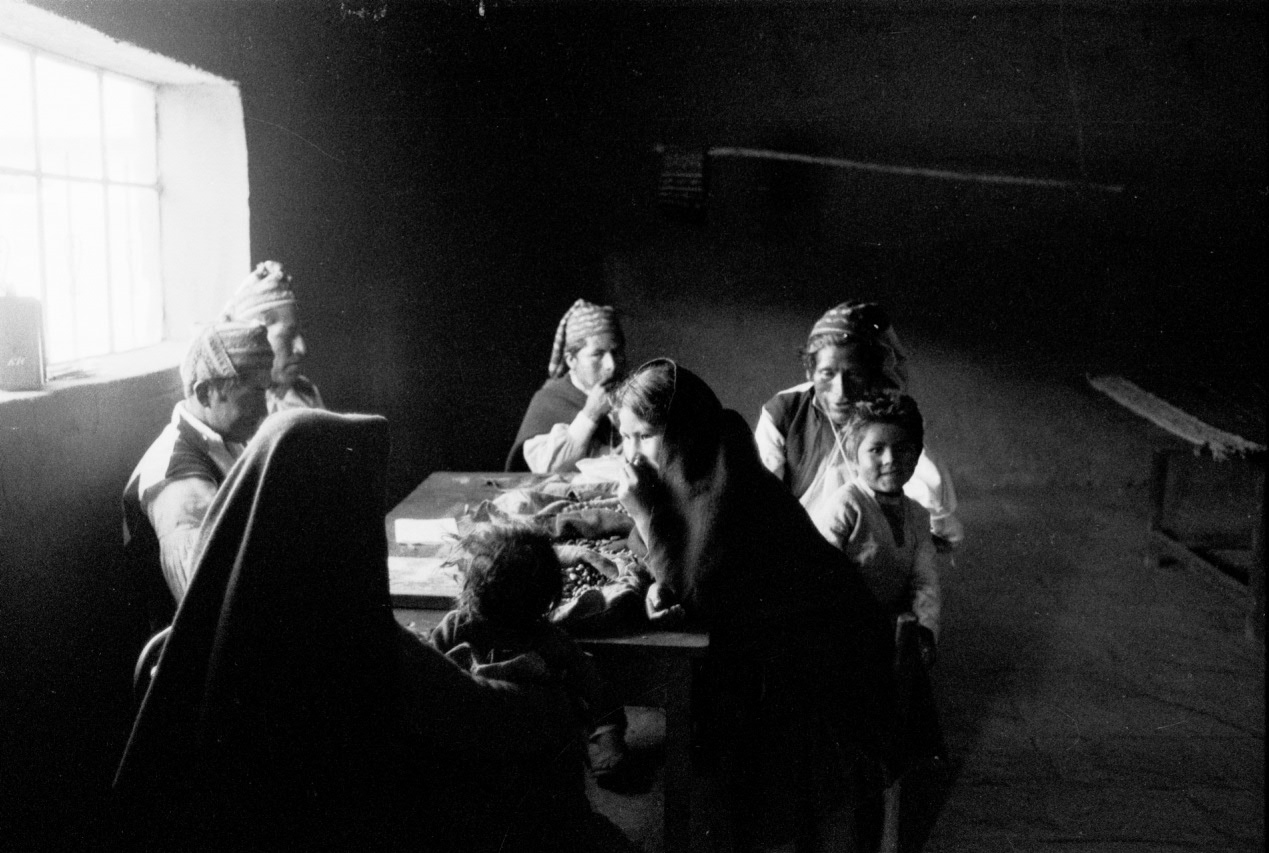 Gruppo di famiglia in un interno a Taquile, Titicaca
